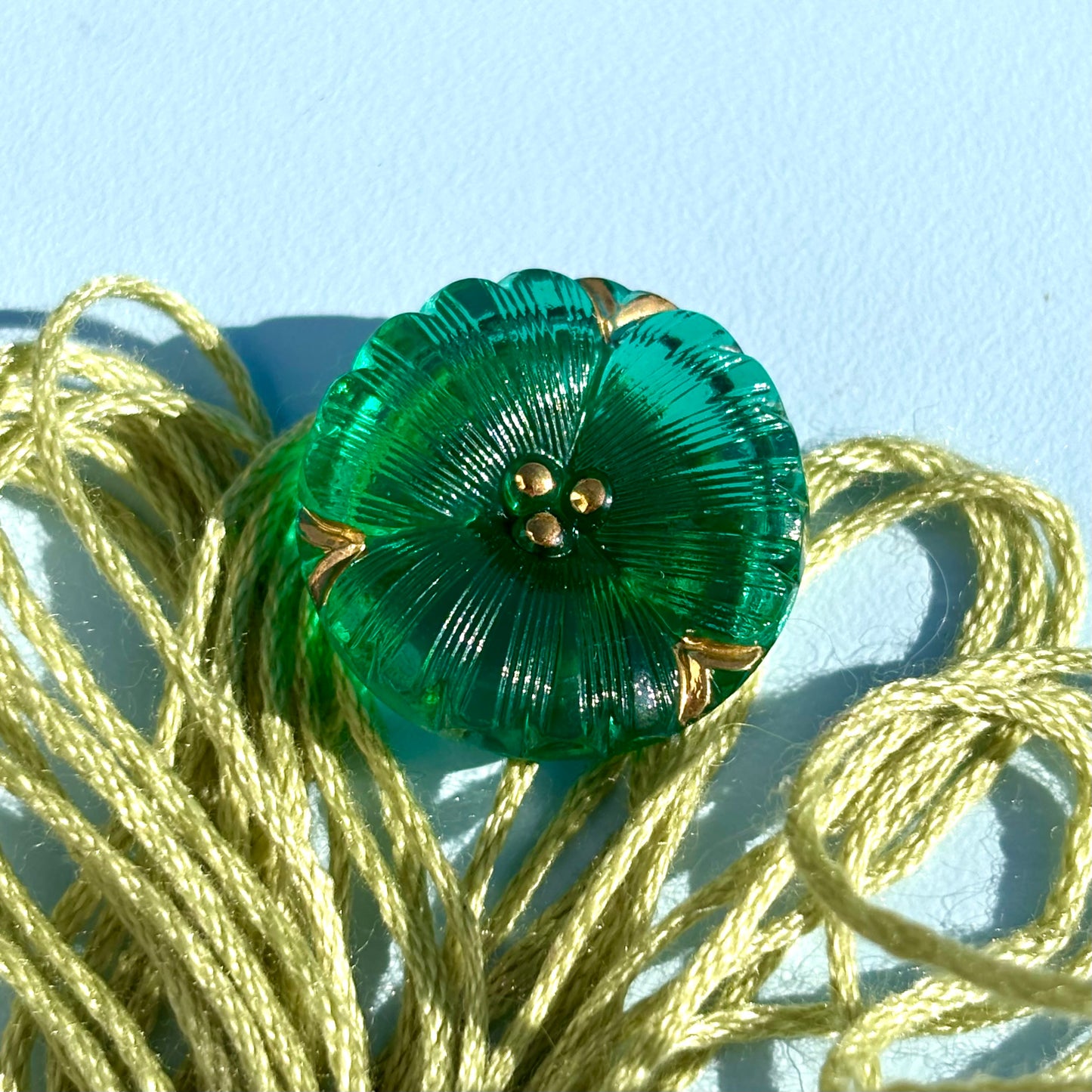 18mm - DAISY knap - Mosgrøn, Guld