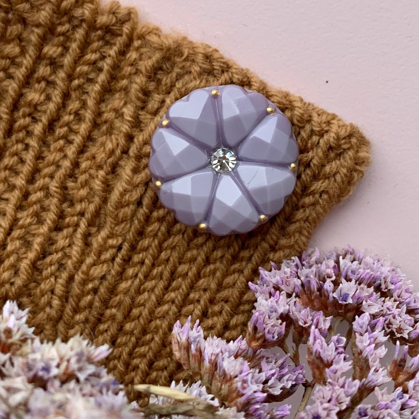 Lilla Dahlia knap 22mm med klar similisten