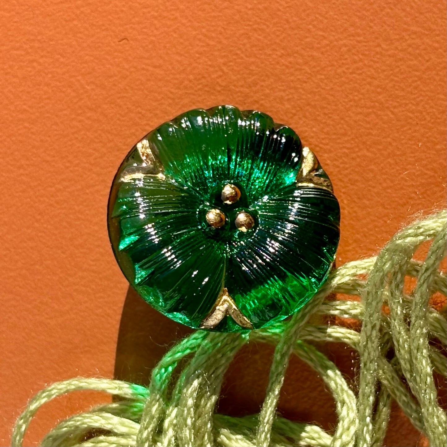 18mm - DAISY knap - Mosgrøn, Guld