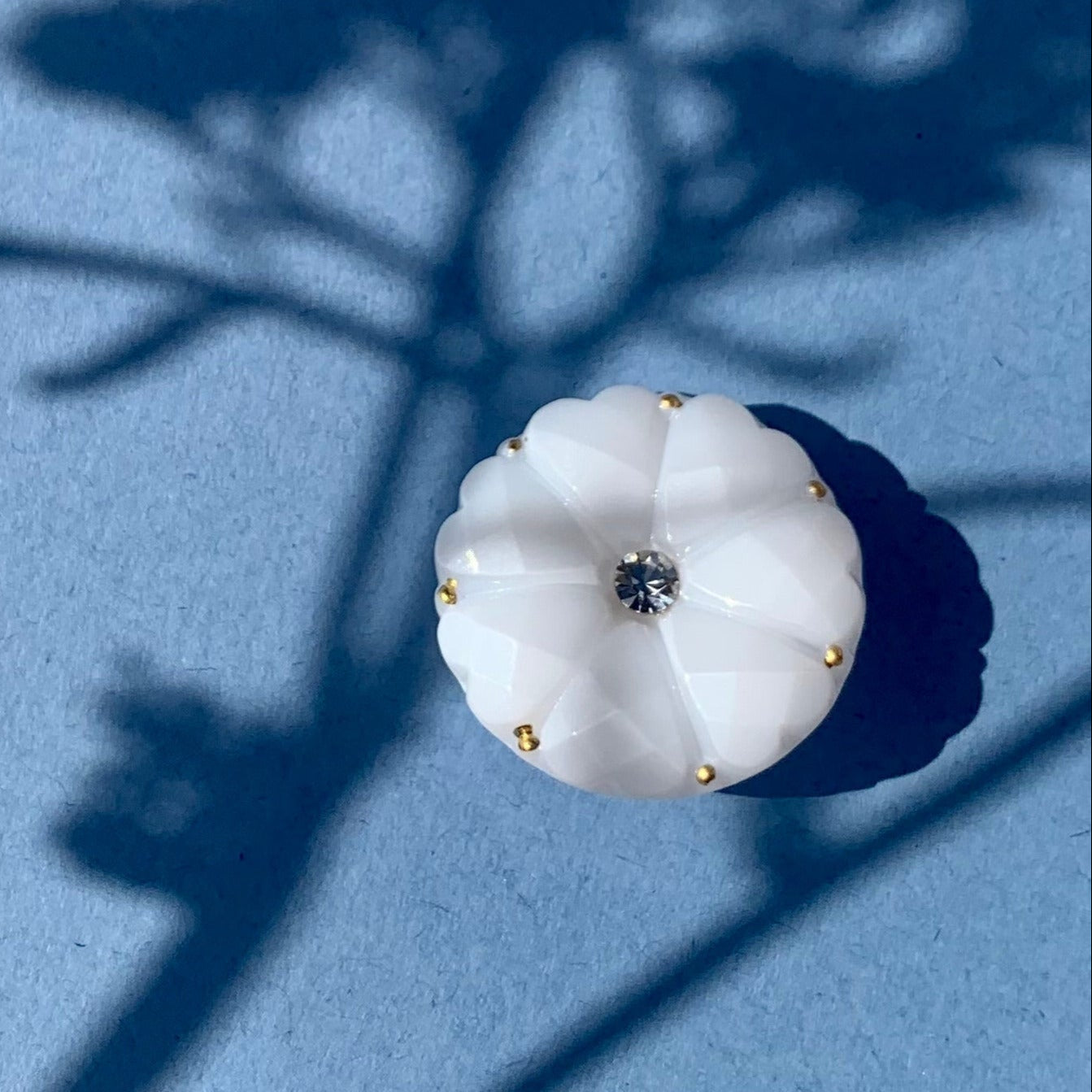Hvid glasknap Dahlia 22mm