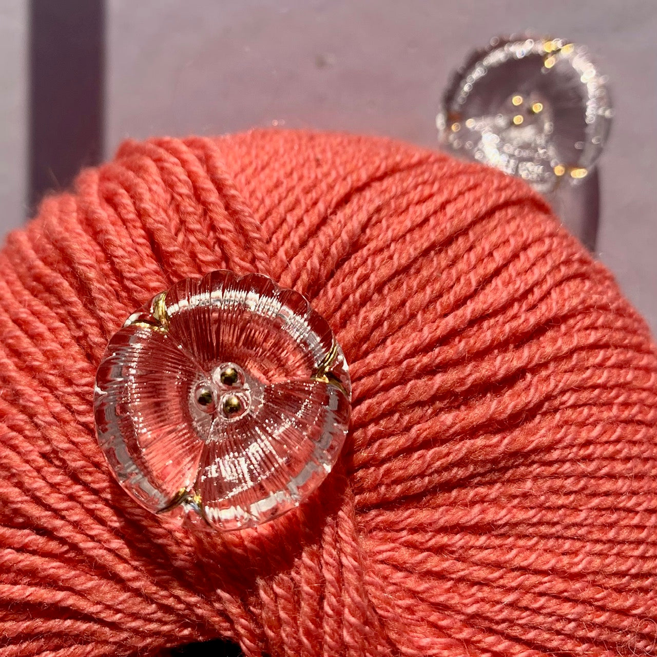 Elegant glasknap transperant glas med guld detaljer 22mm