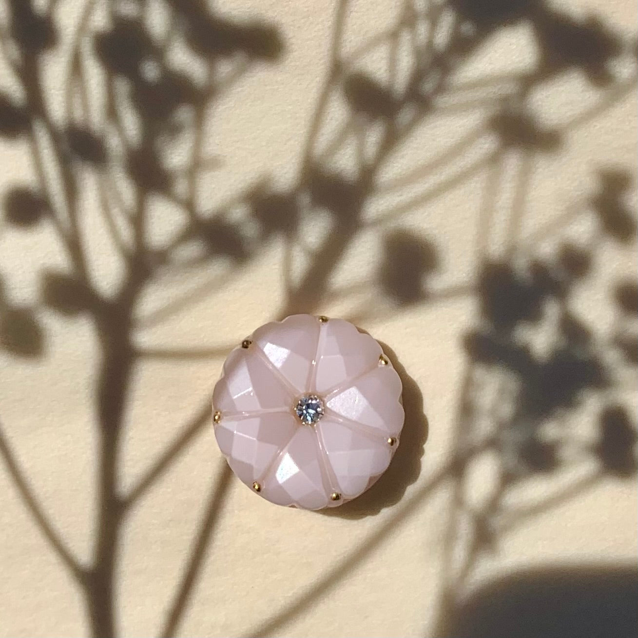 Glasknap rosa 18mm dahlia knap med guld prikke og klar similisten