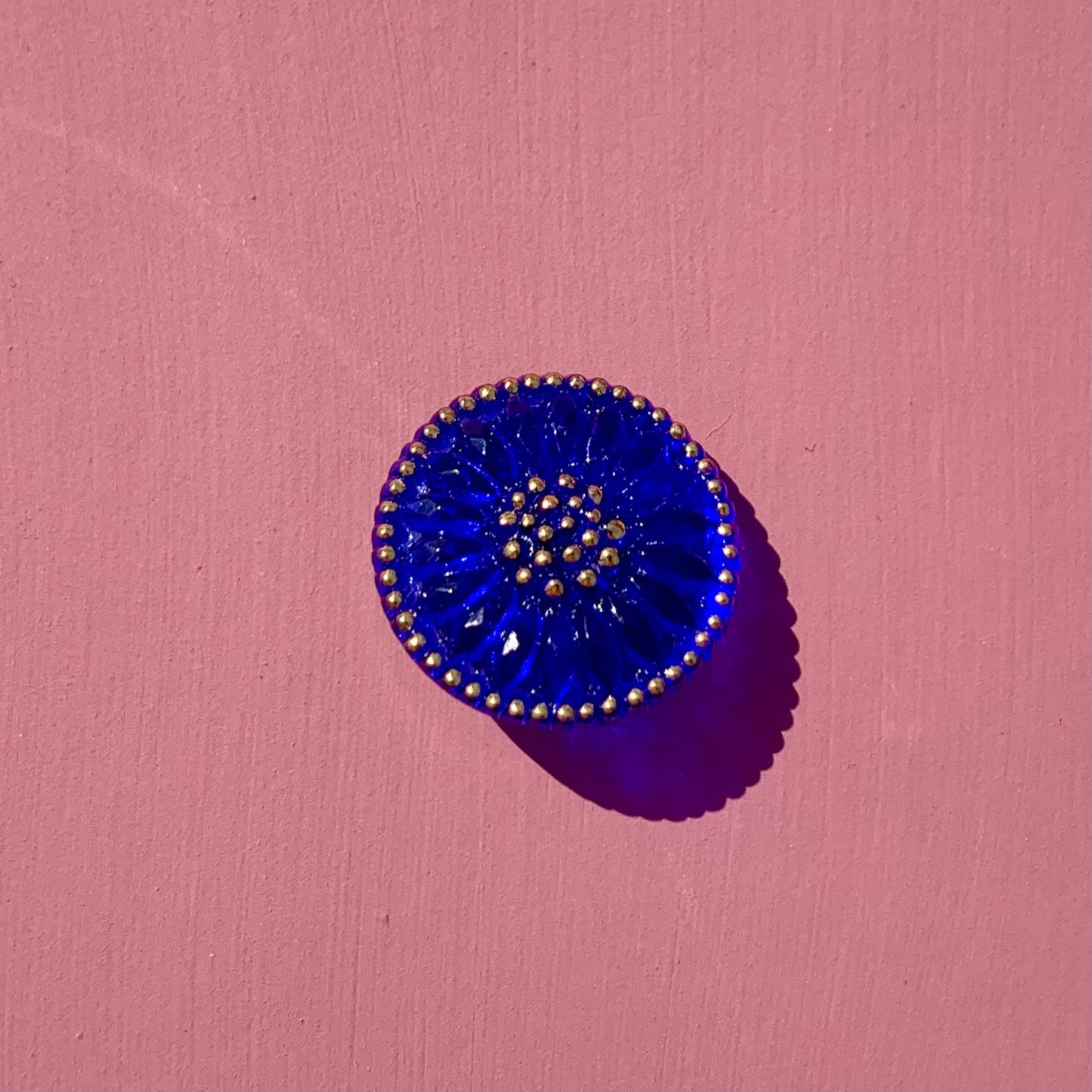 glasknap, mørk blå, med guld detaljer, 18mm