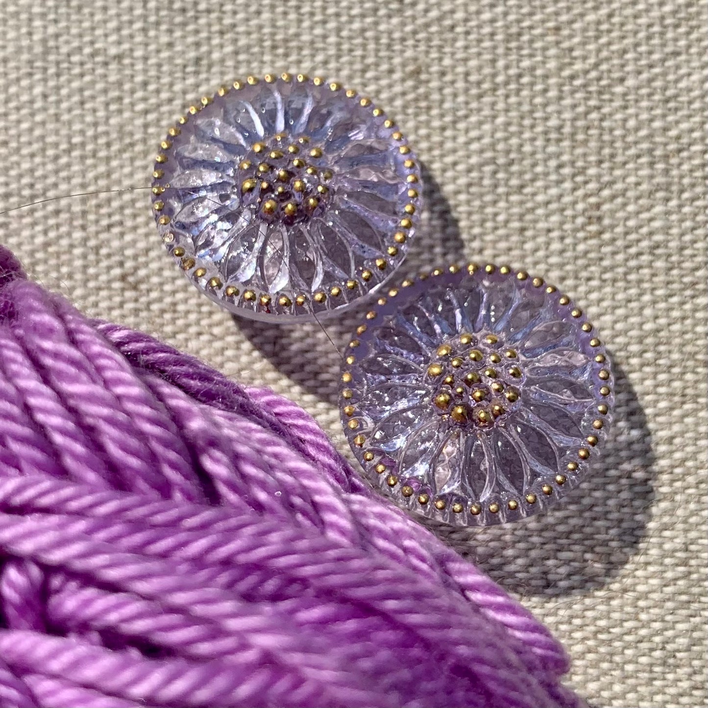 Glasknap, lavendel lilla blomst med guld detaljer, 18mm