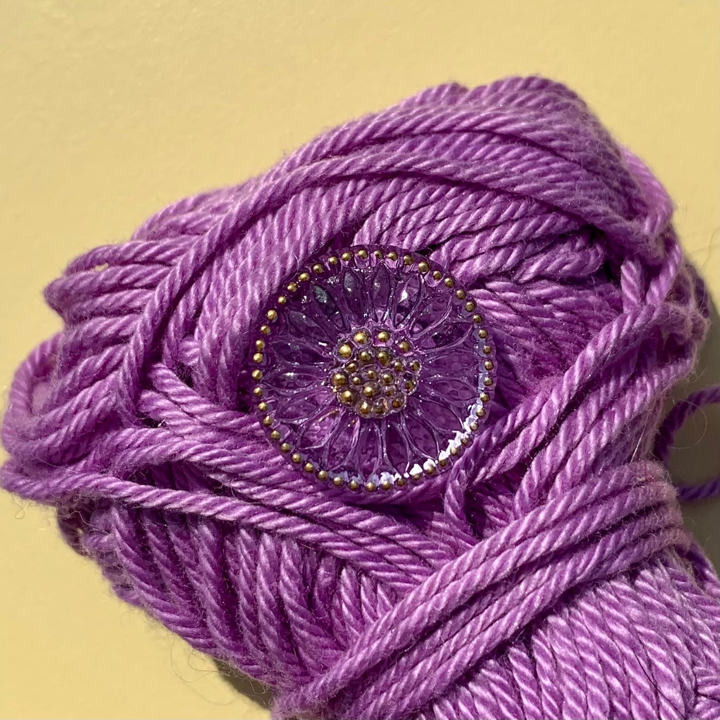 Glasknap, lavendel lilla blomst med guld detaljer, 18mm