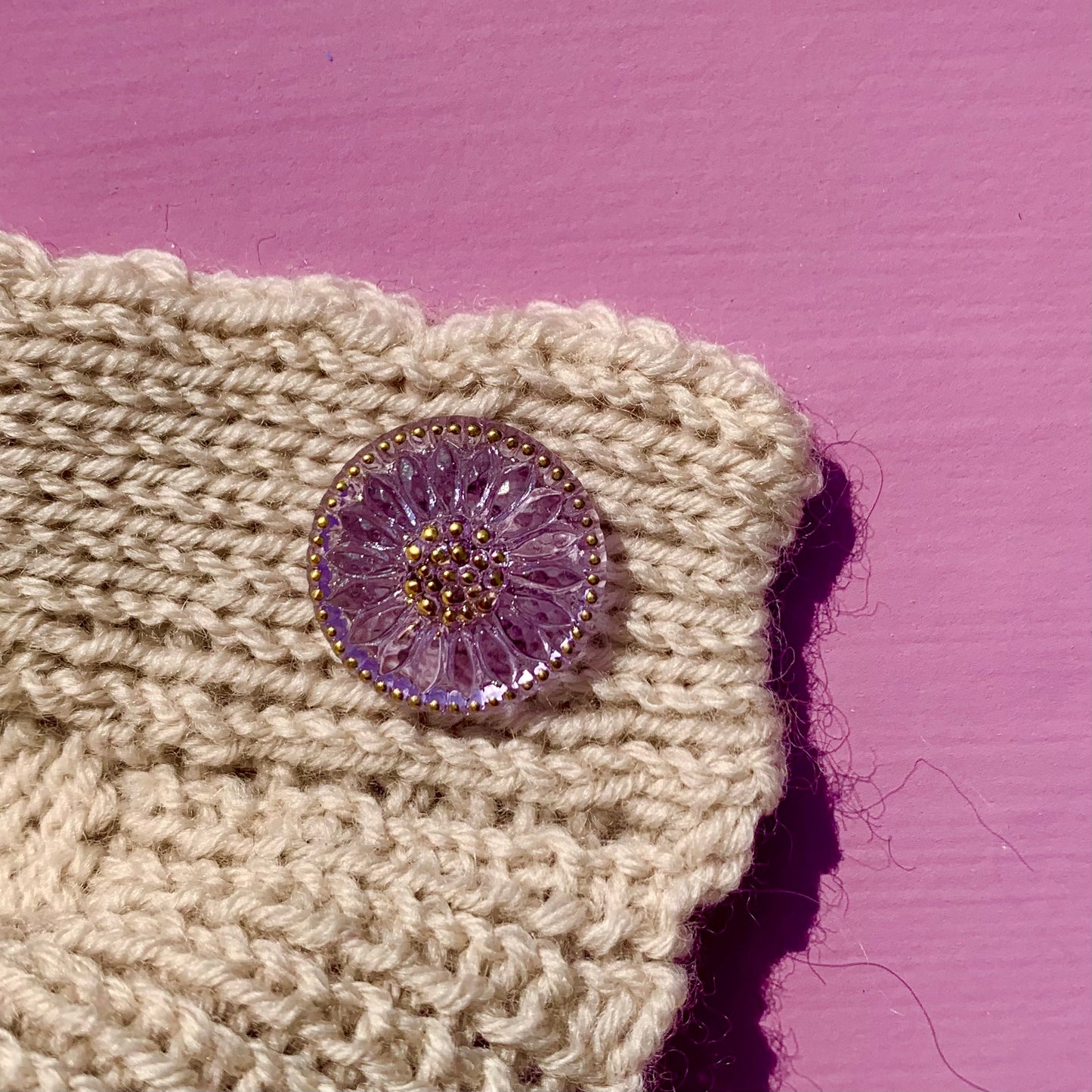 Glasknap, lavendel lilla blomst med guld detaljer, 18mm