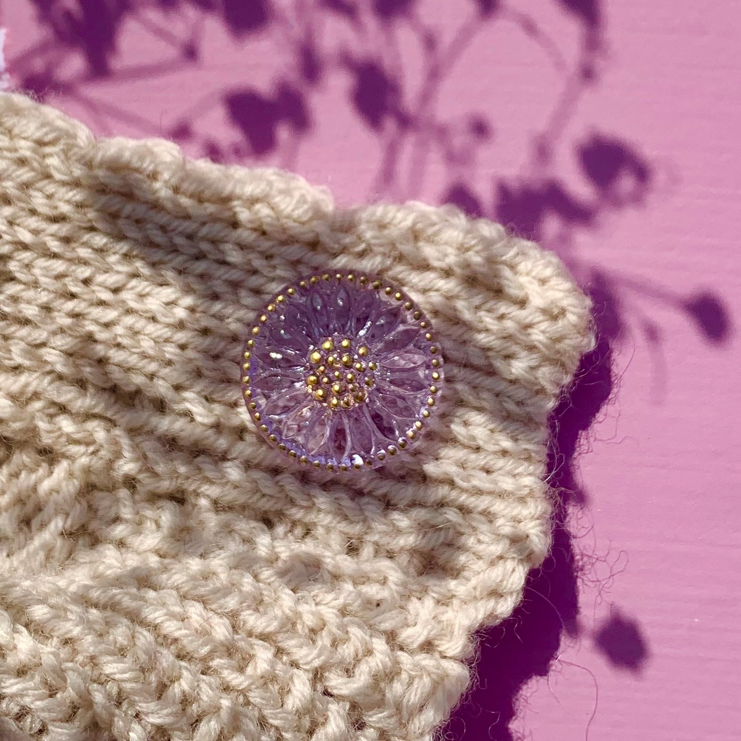 Glasknap, lavendel lilla blomst med guld detaljer, 18mm