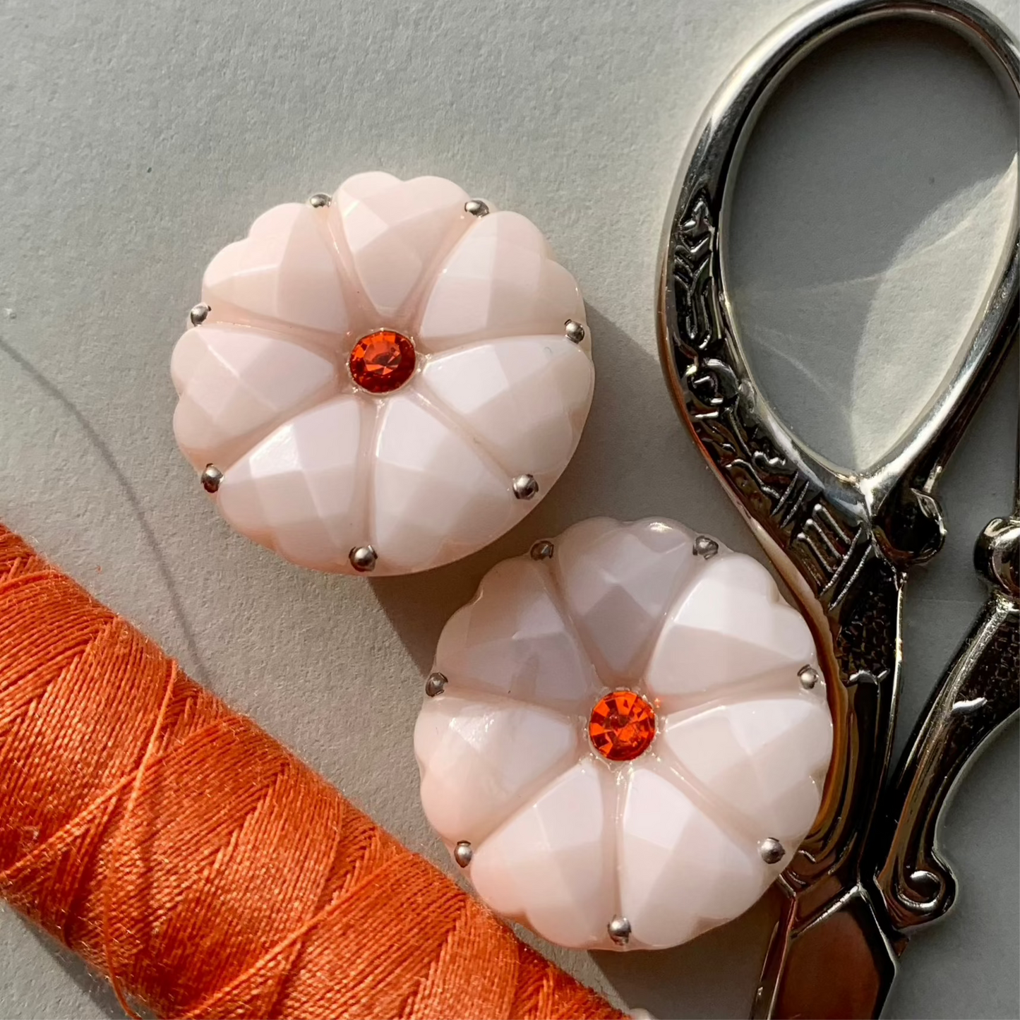 Rosa glasknap 22mm med Orange similisten sølv prik