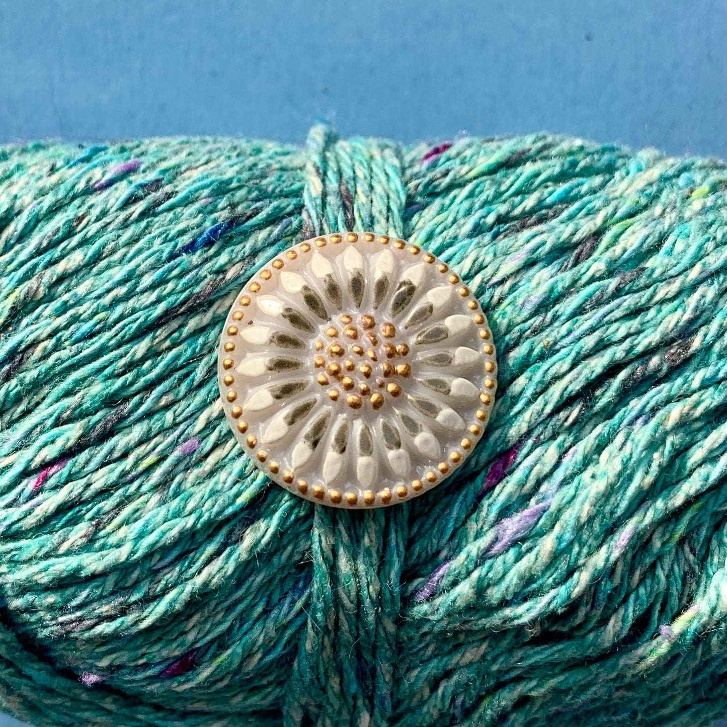 glasknap 22mm solsikke grå med håndmalet mønster i grå og guld