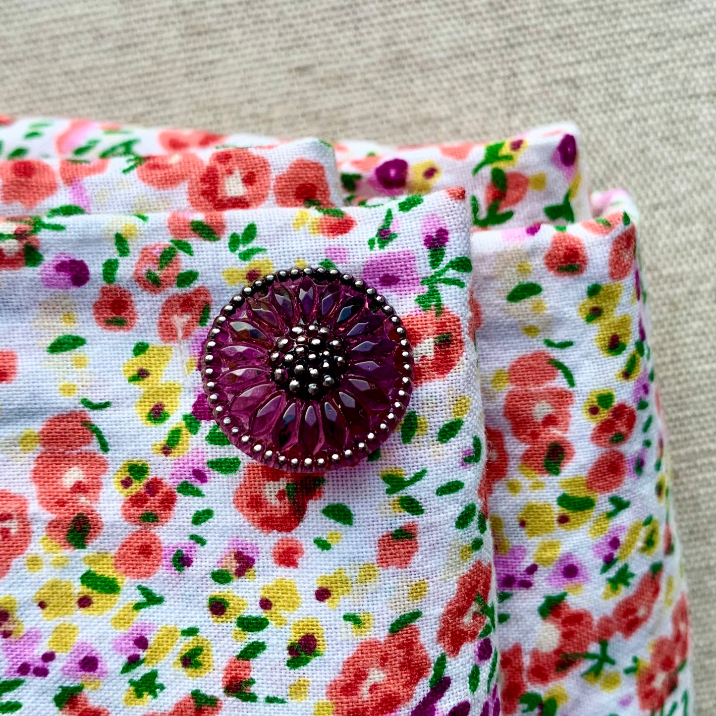 glasknap, 18mm solsikkeblomst i lilla glad med guld detaljer
