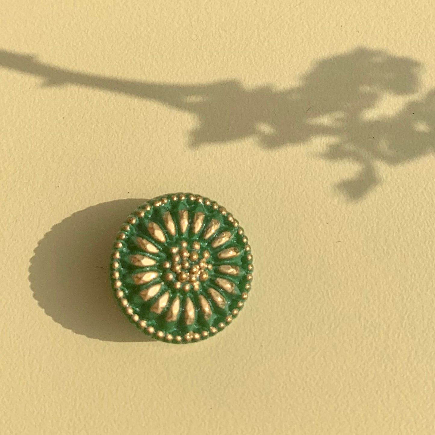 Solsikkeknap 18mm grøn med guld detaljer