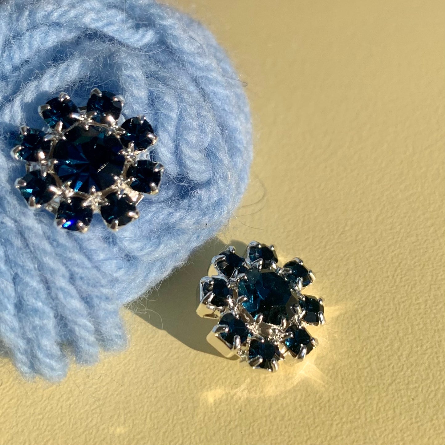 14 mm – HOLLY Knopf – Saphirblau, Silber