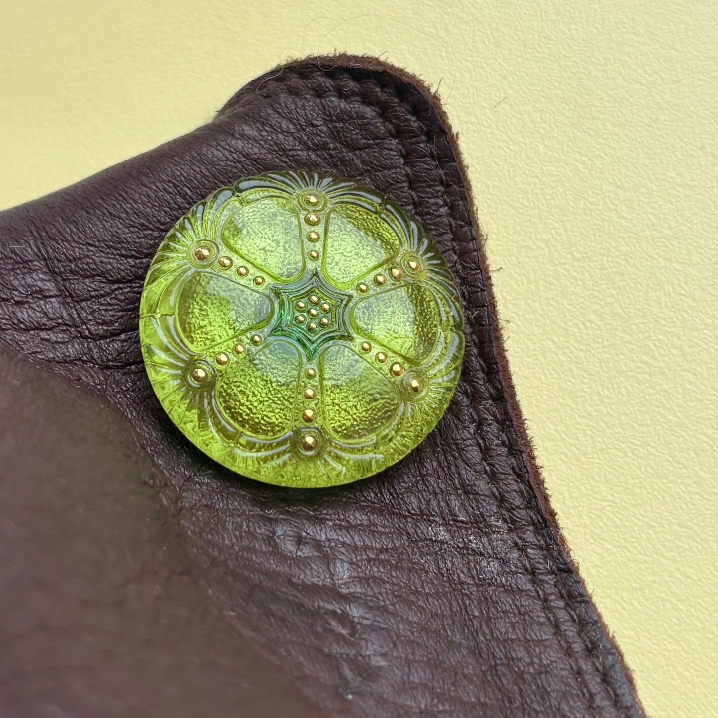 glasknap grøn 26mm med guld dutter