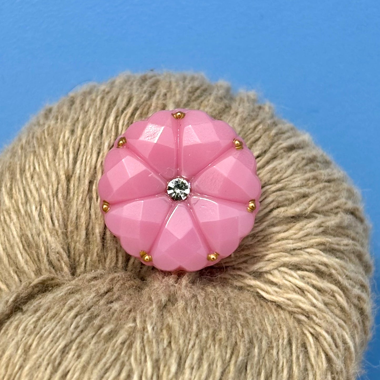 Dahlia glasknap pink glas, klar similisten, guld prikke på kanten 18mm
