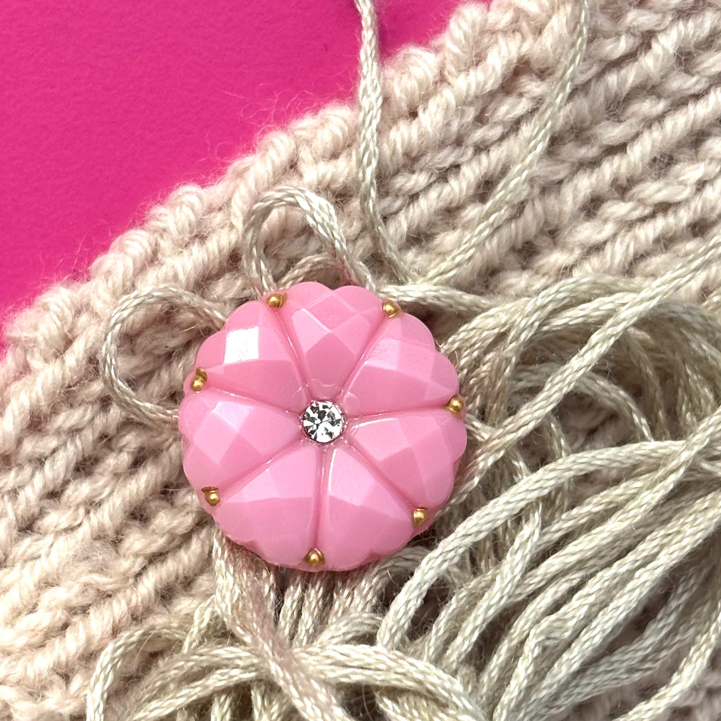 Dahlia glasknap pink glas, klar similisten, guld prikke på kanten 18mm