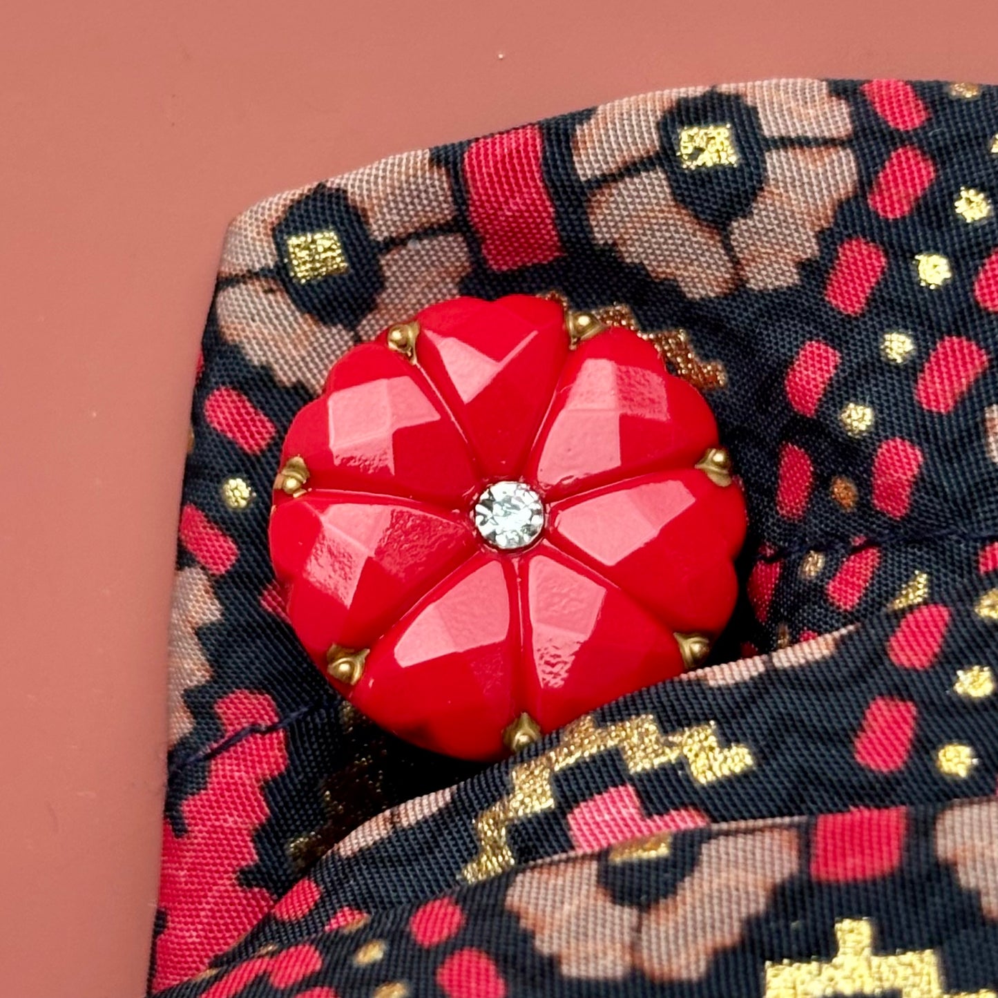 glasknap dahlia, rød guld prik 18mm