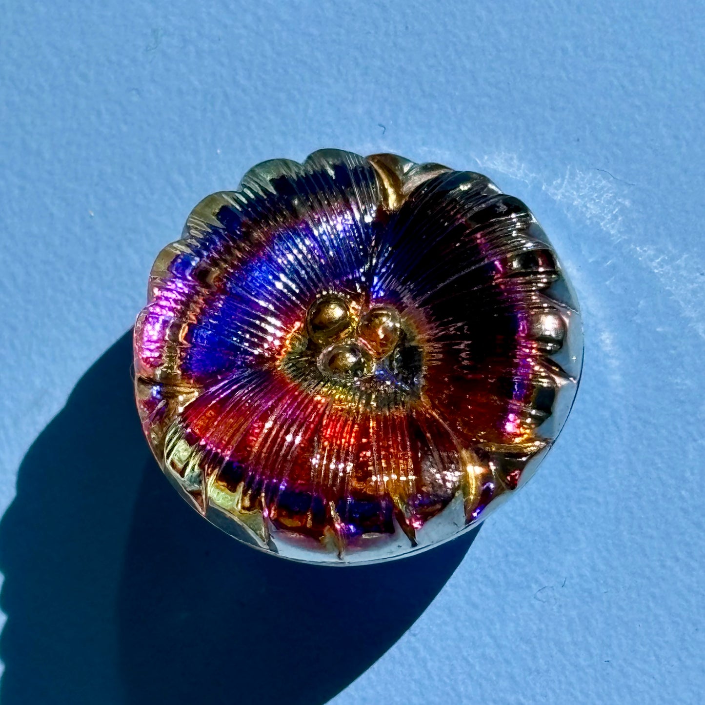glasknap daisy, regnbue guld 22mm til strik