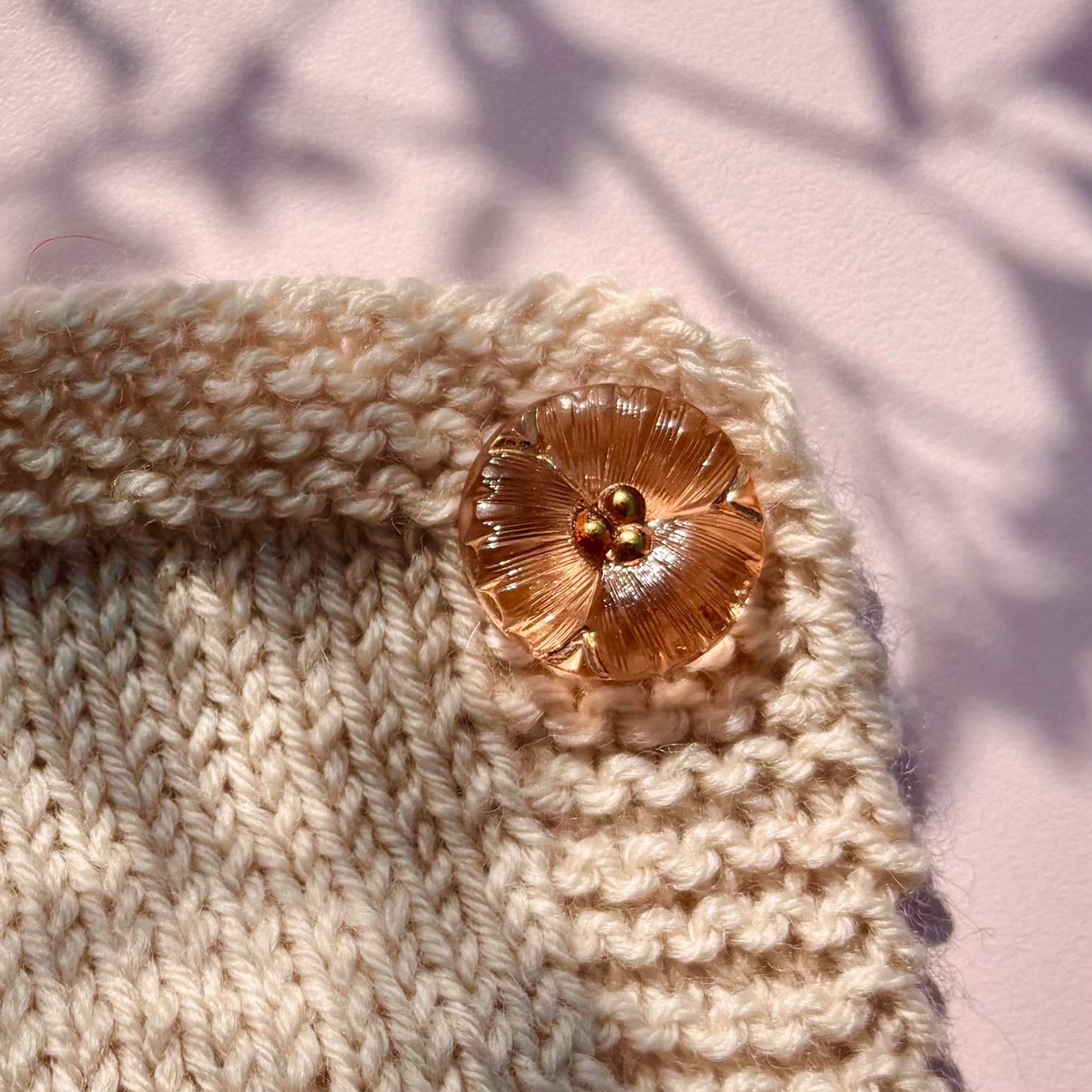 glasknap Daisy rosa 18mm transperant glas med guld detaljer, knappen kan bruges med clips