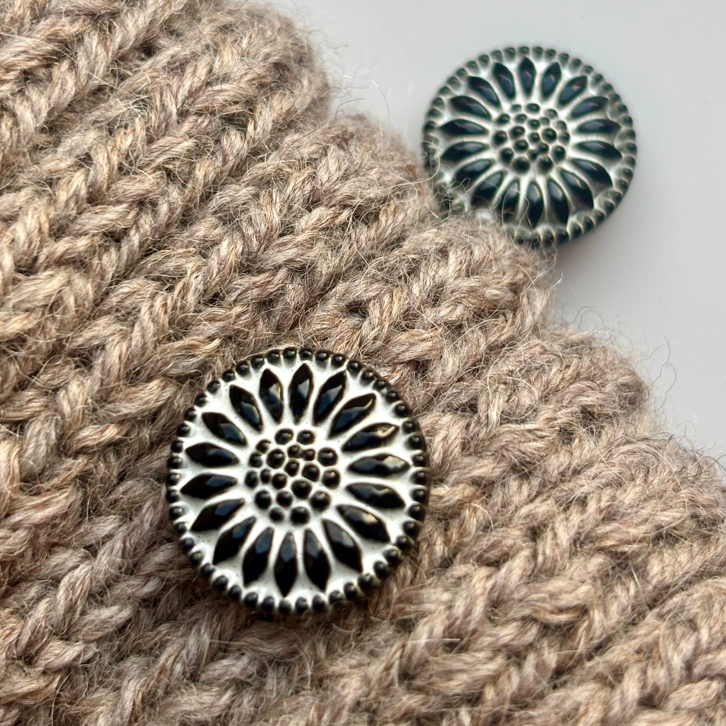 solsikke glasknap sort hvid 18mm