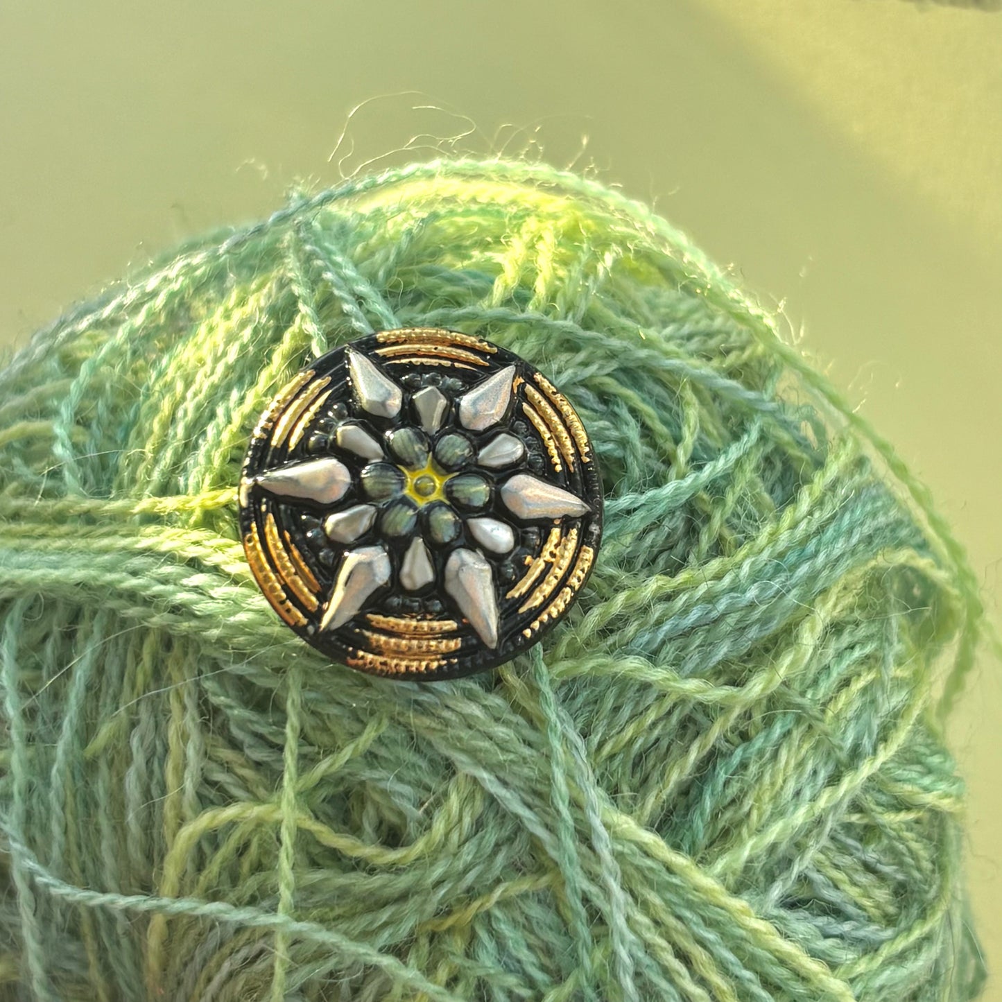 glasknap rign 18mm sort glas handmalet guld