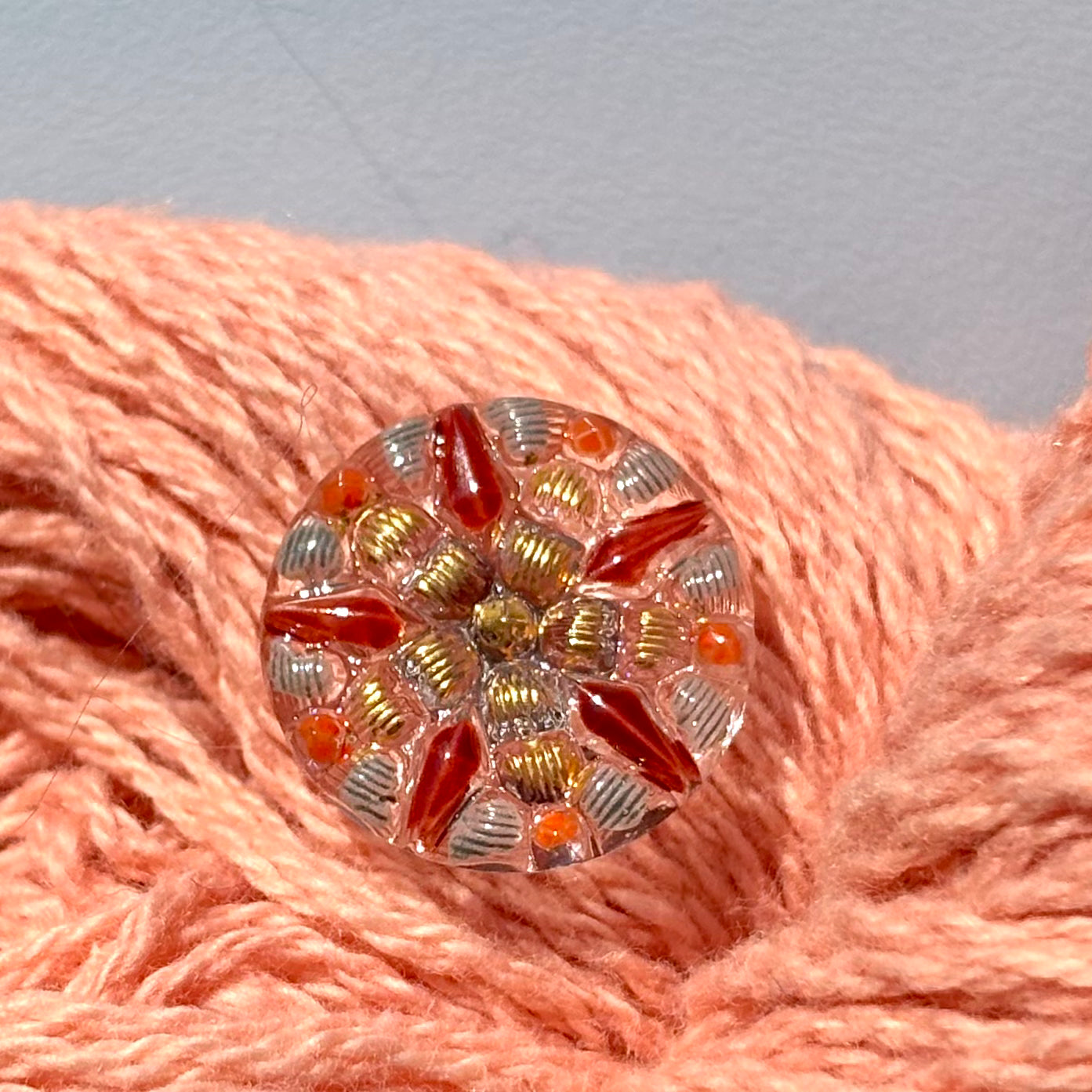 glasknap håndmaler rødlige farver med guld detaljer 18mm med metal øje