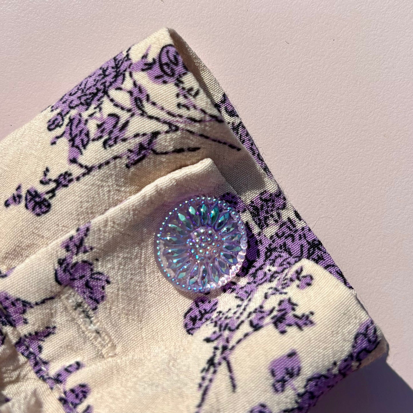 glasknap syren lilla med perlemorseffekt 18mm solsikke motiv transperant farvet glas