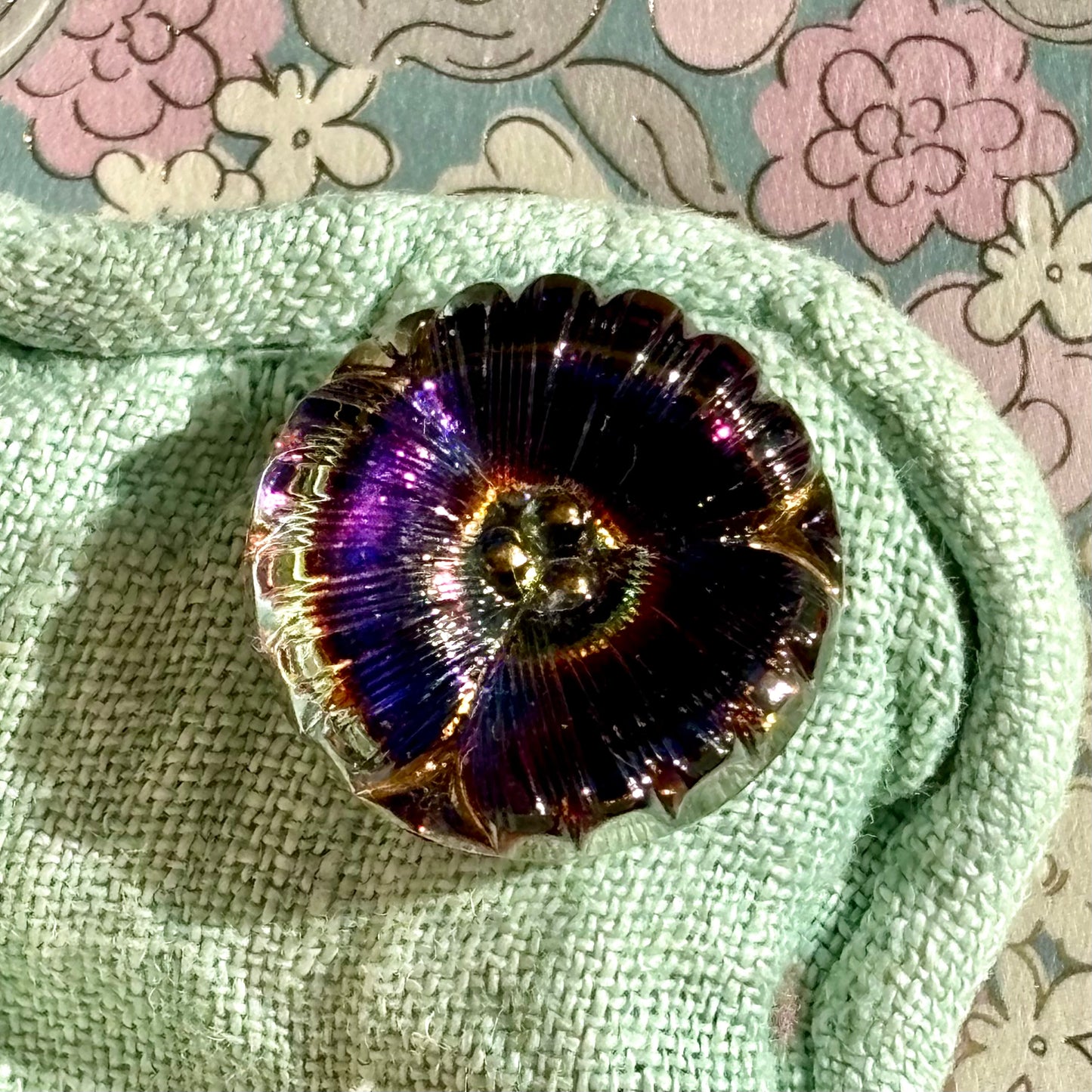 glasknap daisy, regnbue guld 22mm til strik