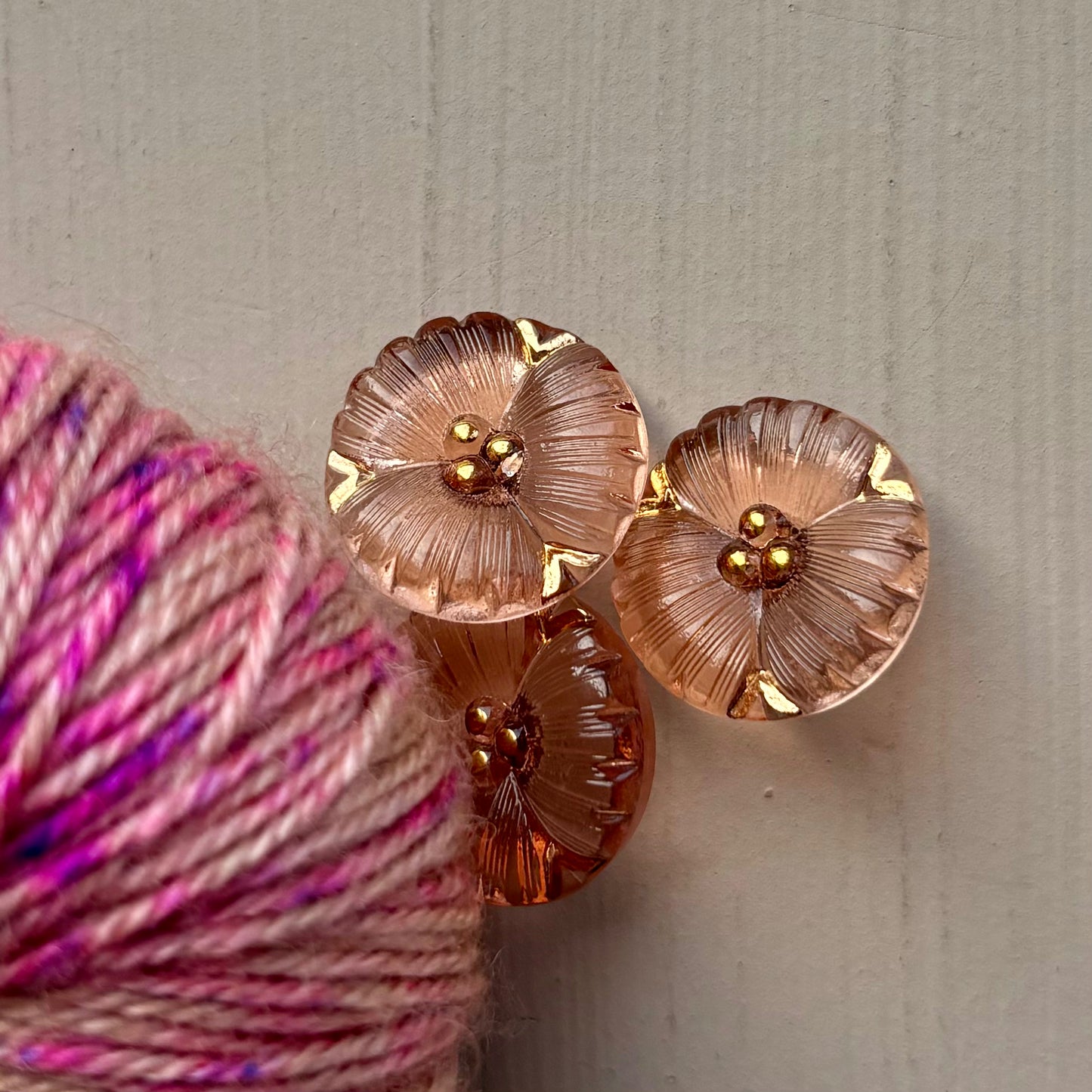 glasknap Daisy rosa 18mm transperant glas med guld detaljer, knappen kan bruges med clips