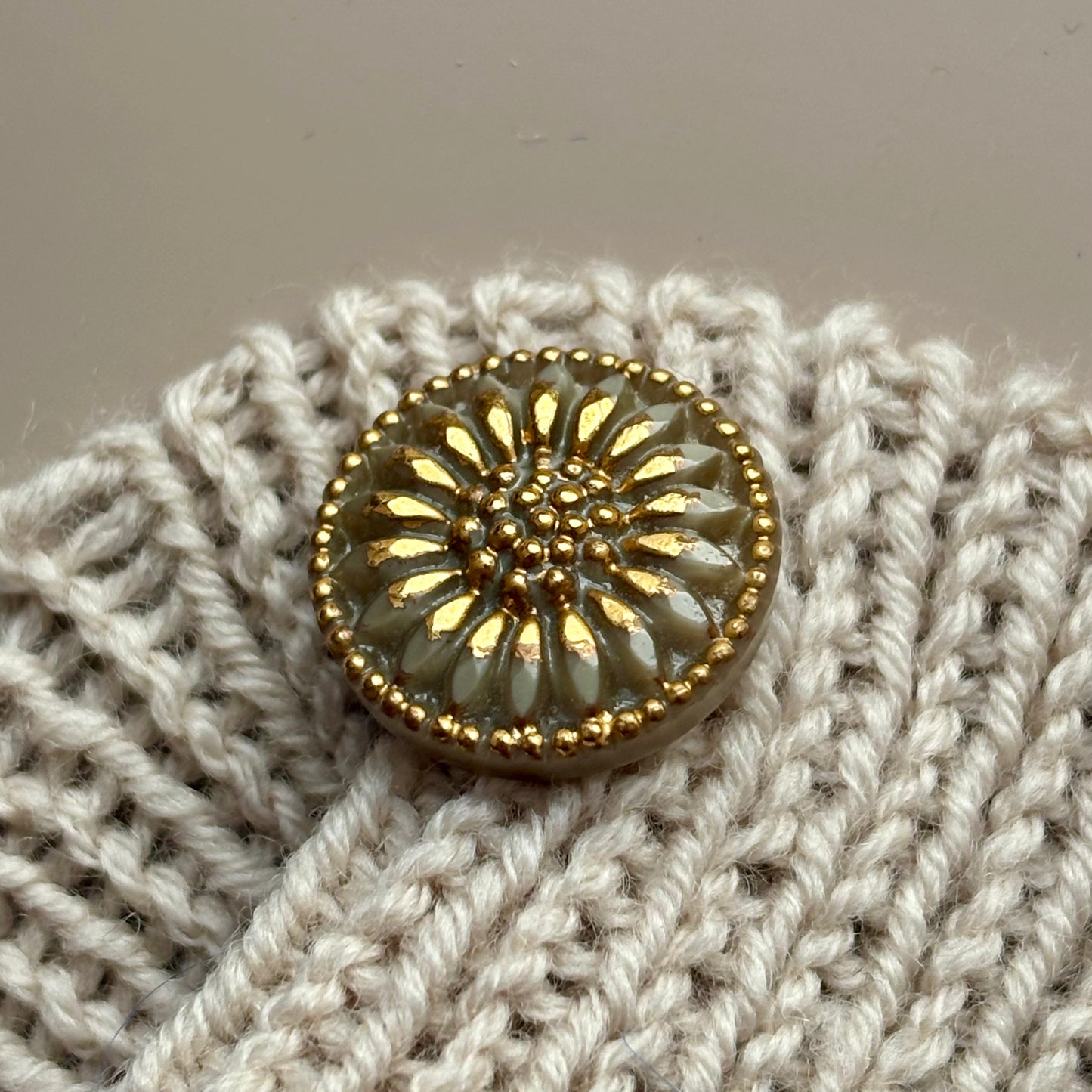 solsikke 18mm glasknap mokka guld