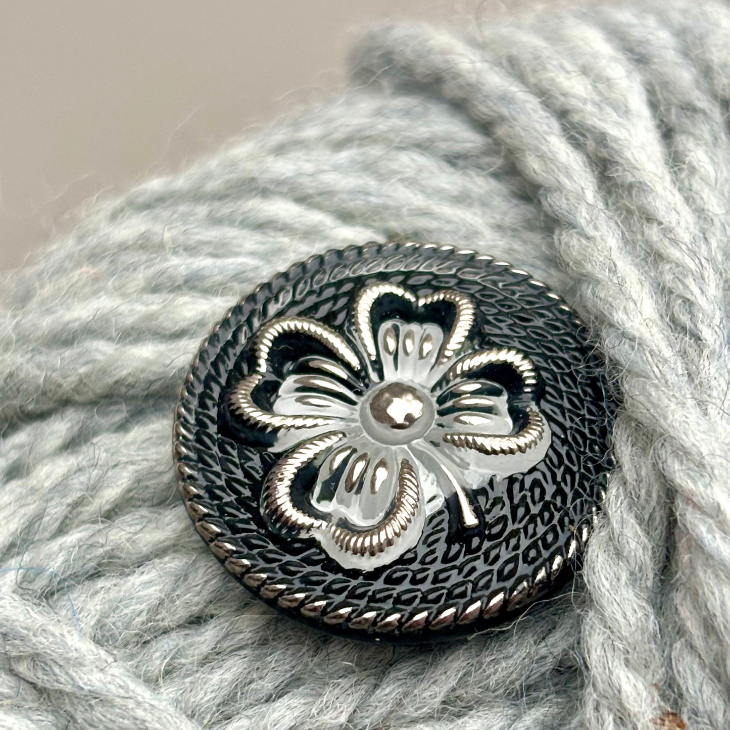 kløver glasknap 26mm sort sølv