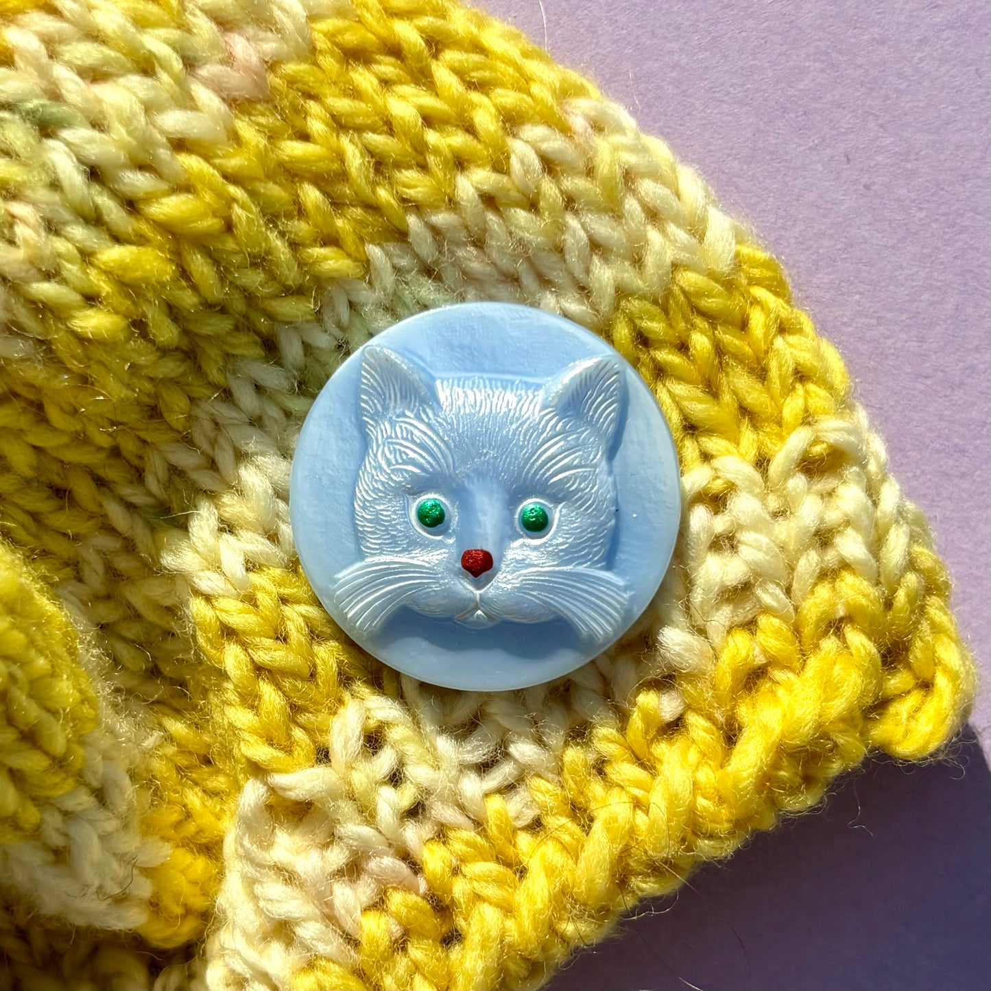 katte glasknap blå med grønne øjne