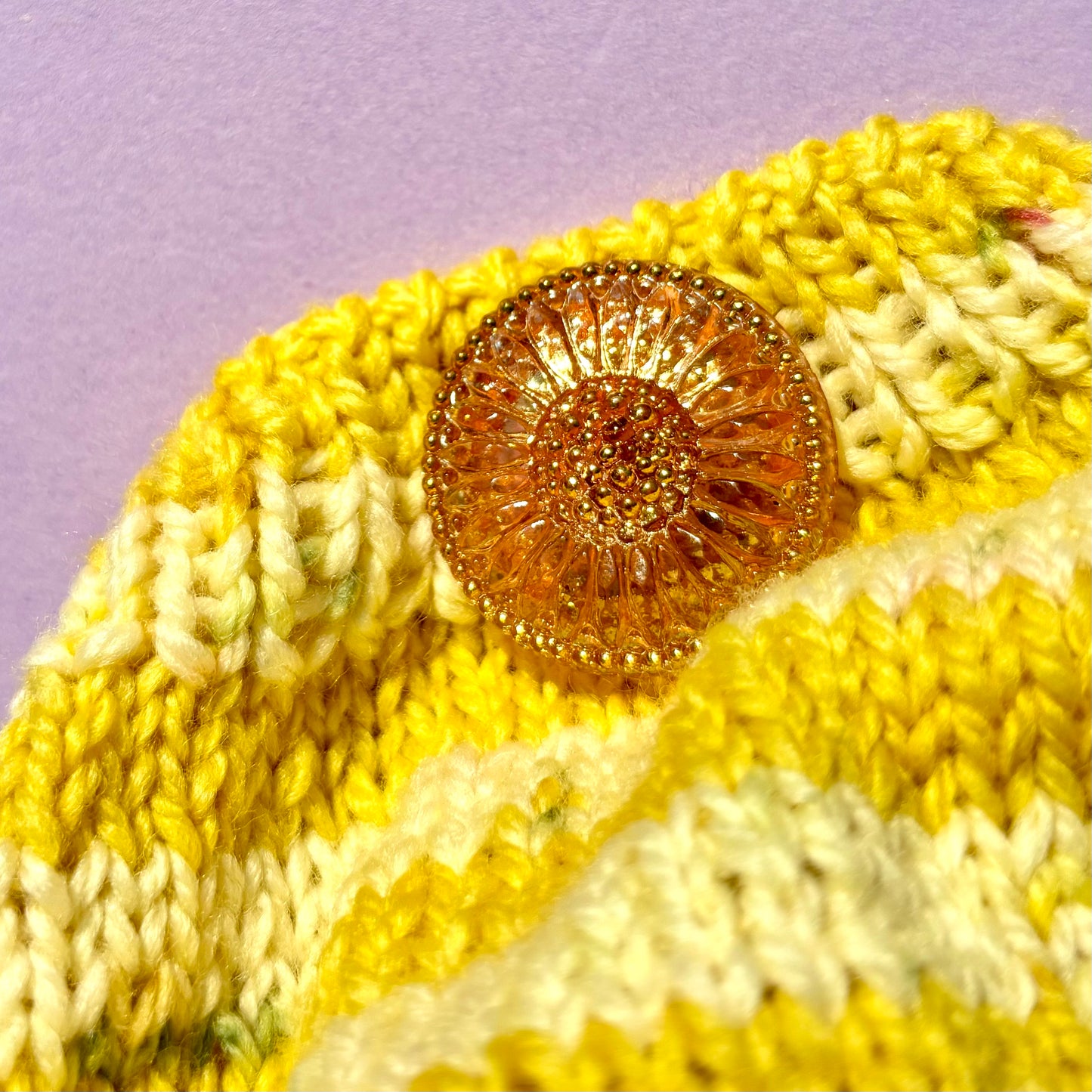 solsikke glasknap i rosa glas med guld detaljer