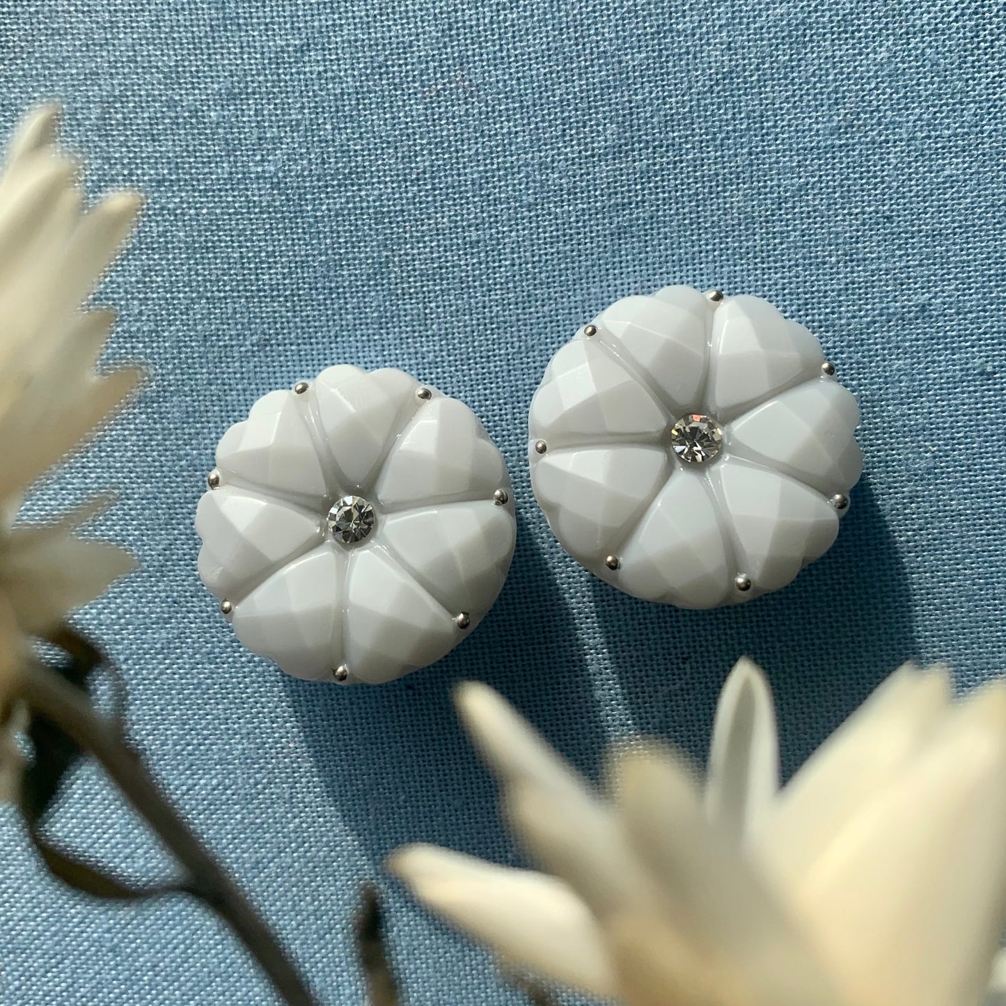 Grå dahlia glas knap med klar similisten og sølv prik