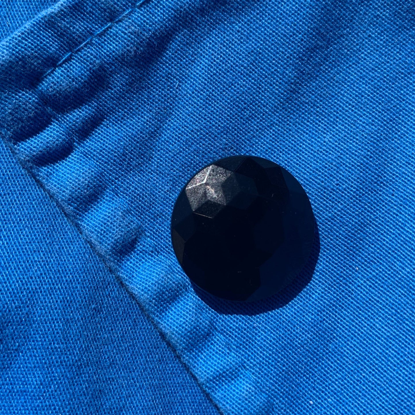 håndlavet sort glasknap 22mm på jakke fra finedetail.dk