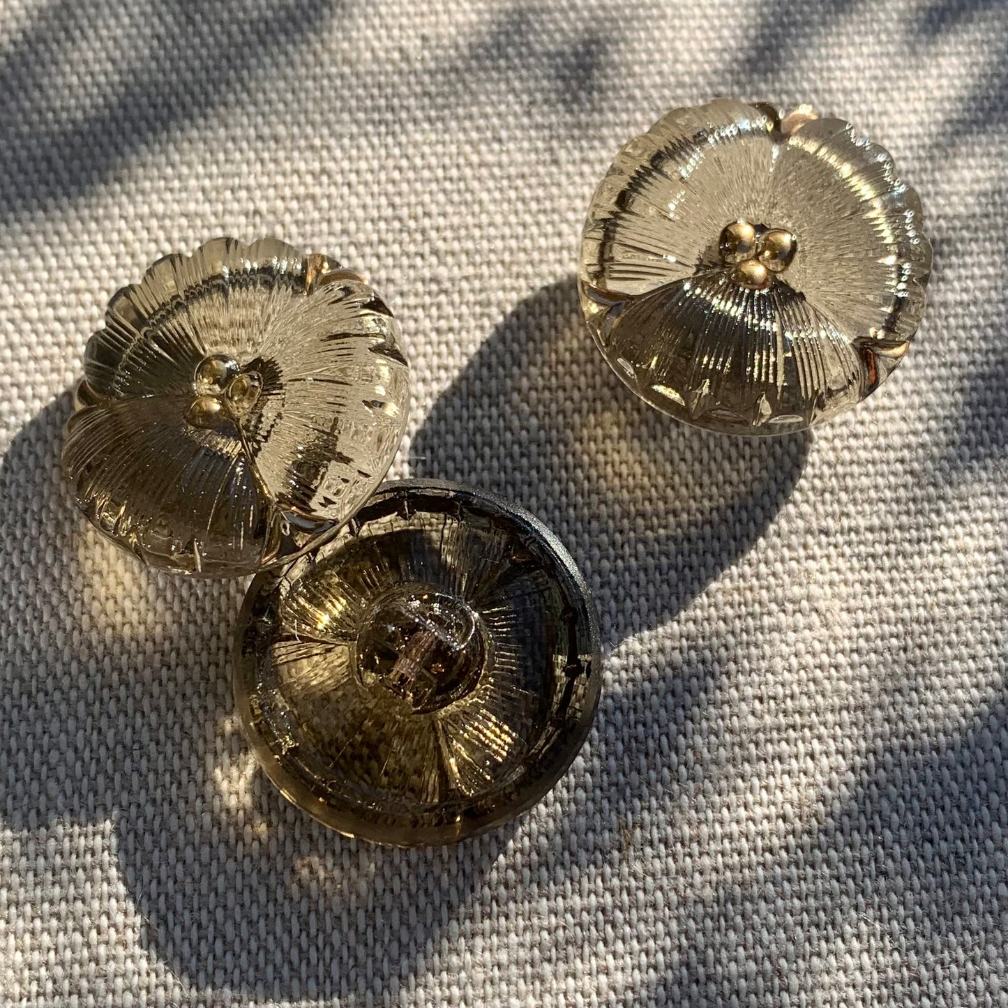 Brune glasknapper 22mm med guld detaljer fra Finedetail.dk
