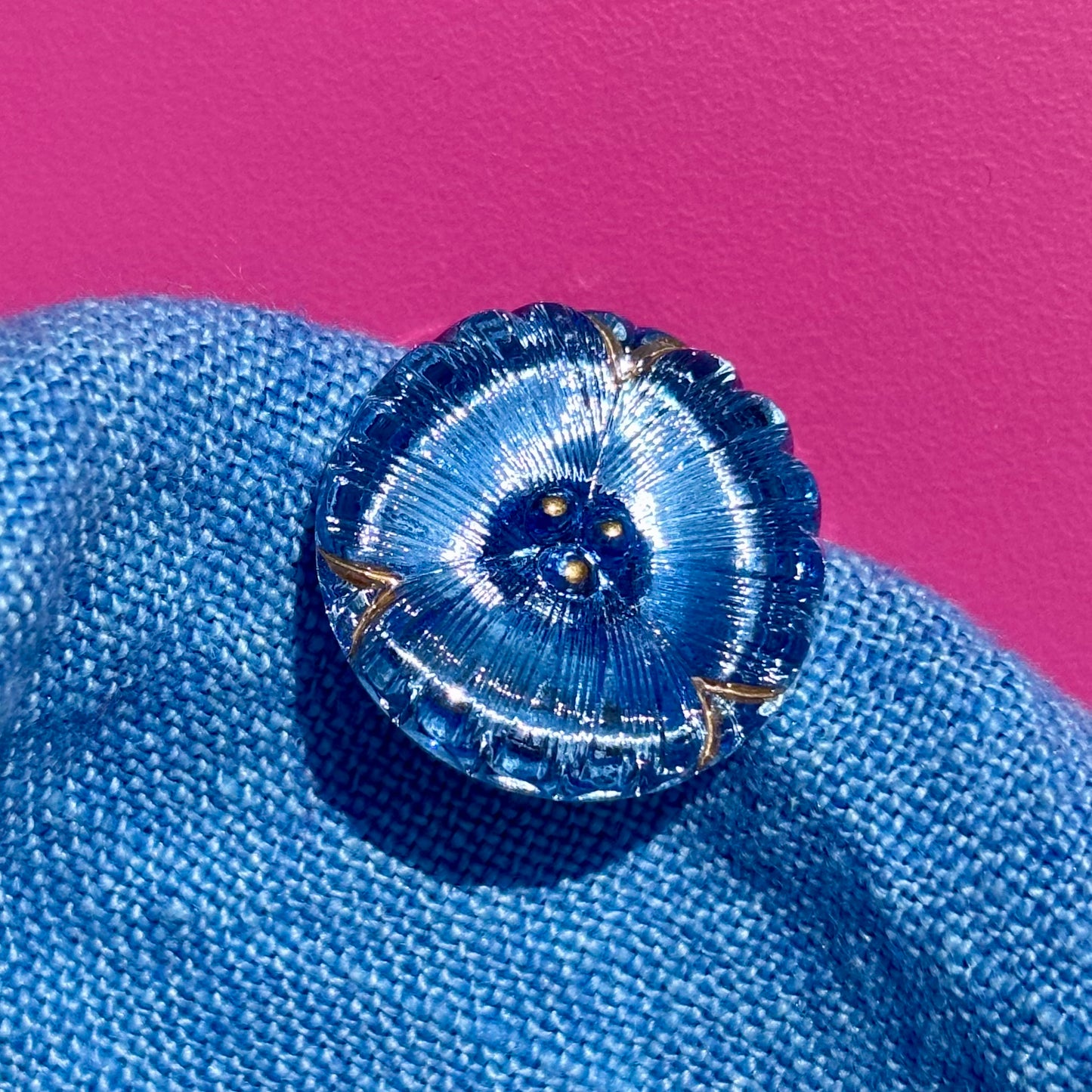 22mm - DAISY knap - isblå perlemor, guld
