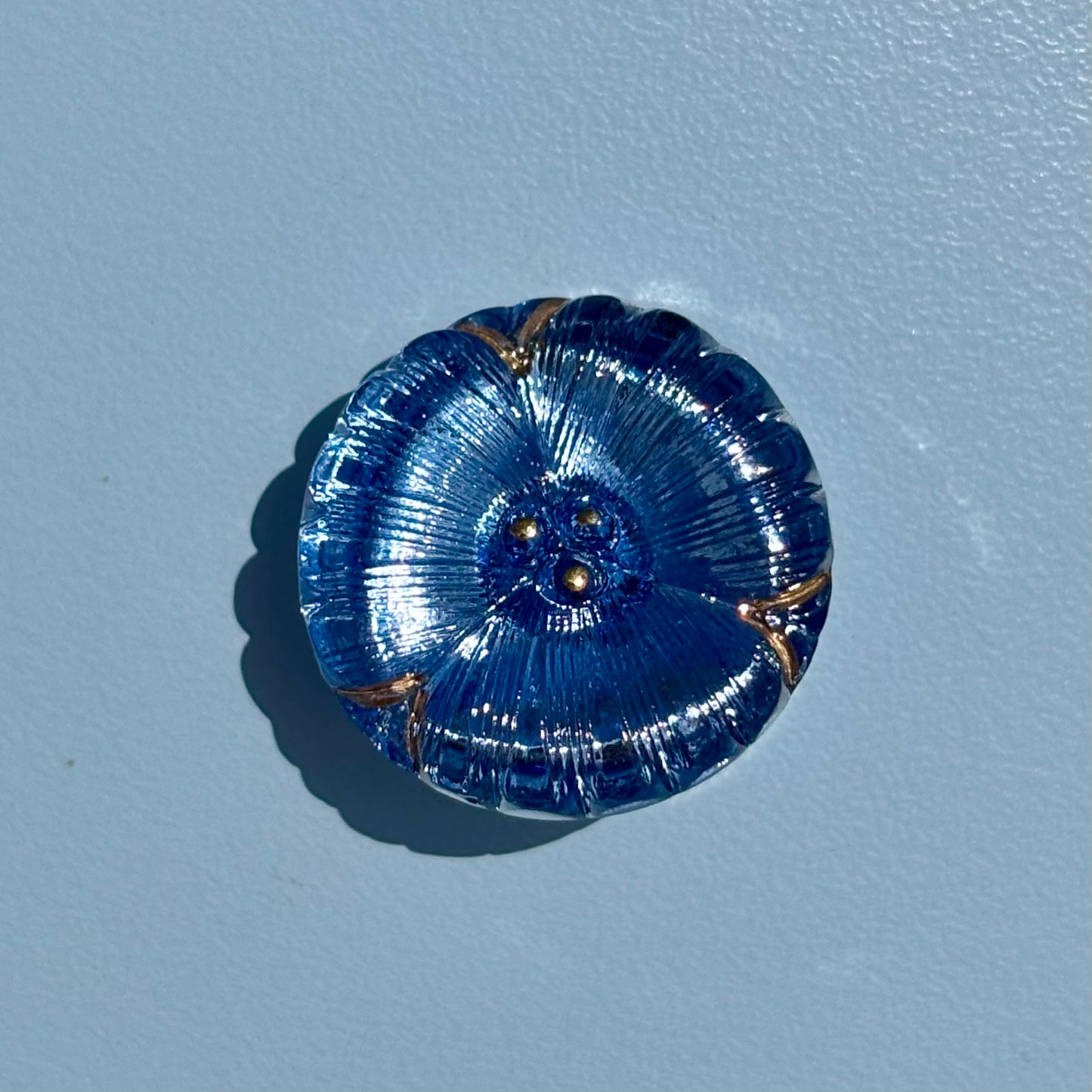 22mm - DAISY knap - isblå perlemor, guld