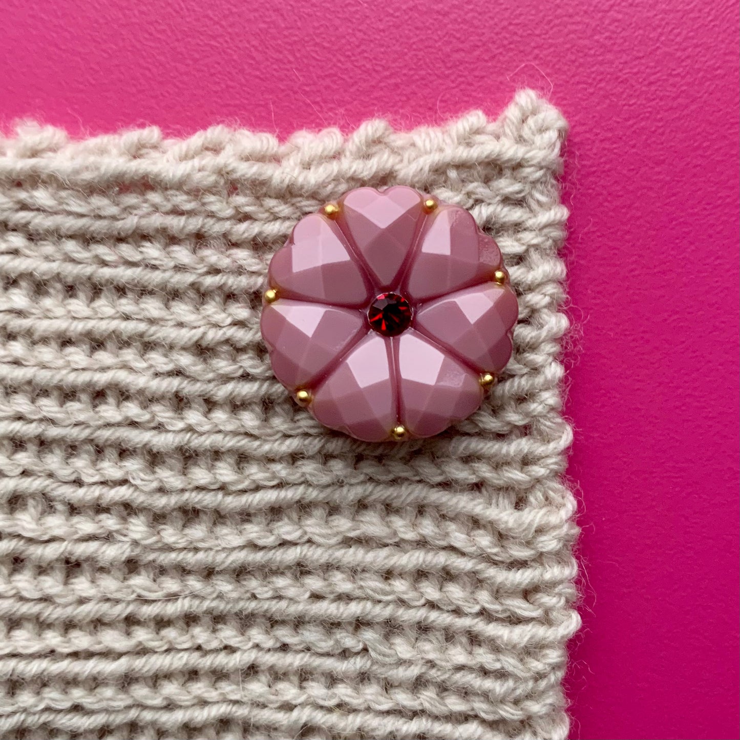 26mm - DAHLIA knap - Rosa, rubin rød sten