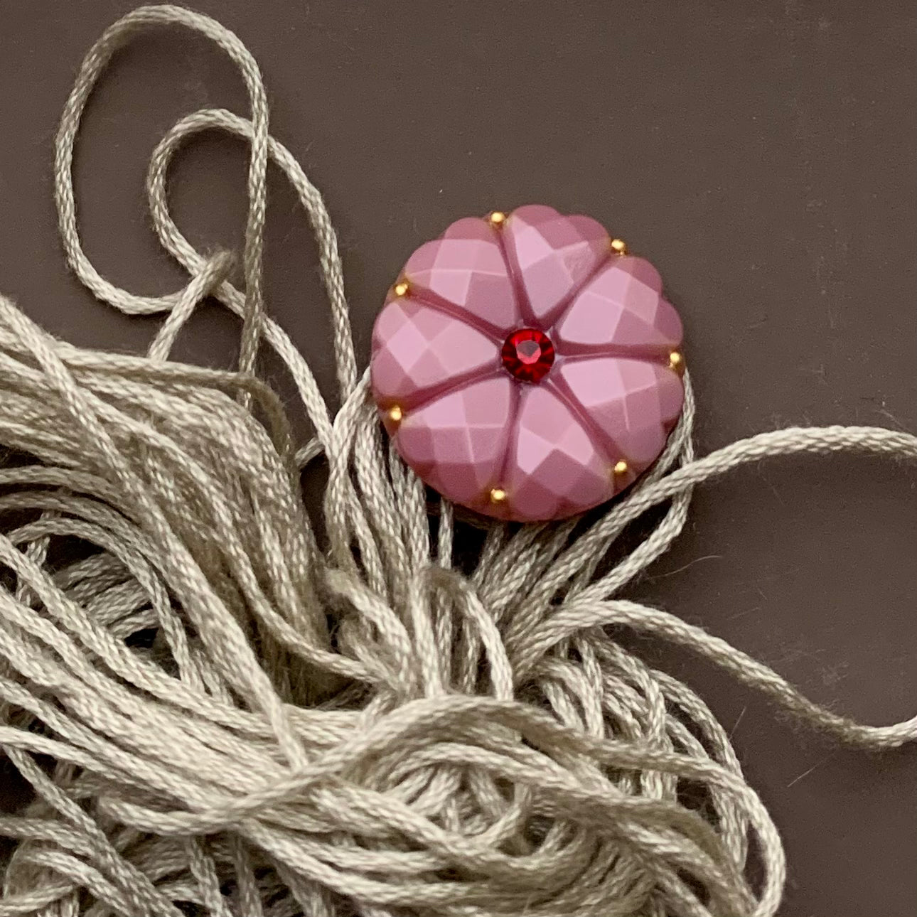 26mm - DAHLIA knap - Rosa, rubin rød sten