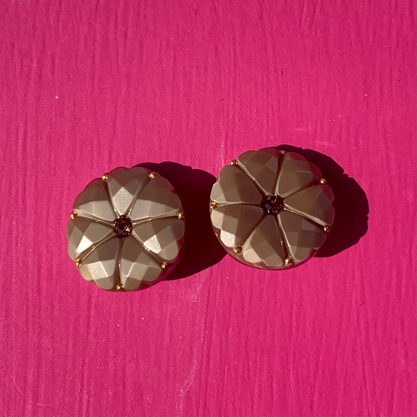 Brun 18mm dahlia glasknap med brun similisten 