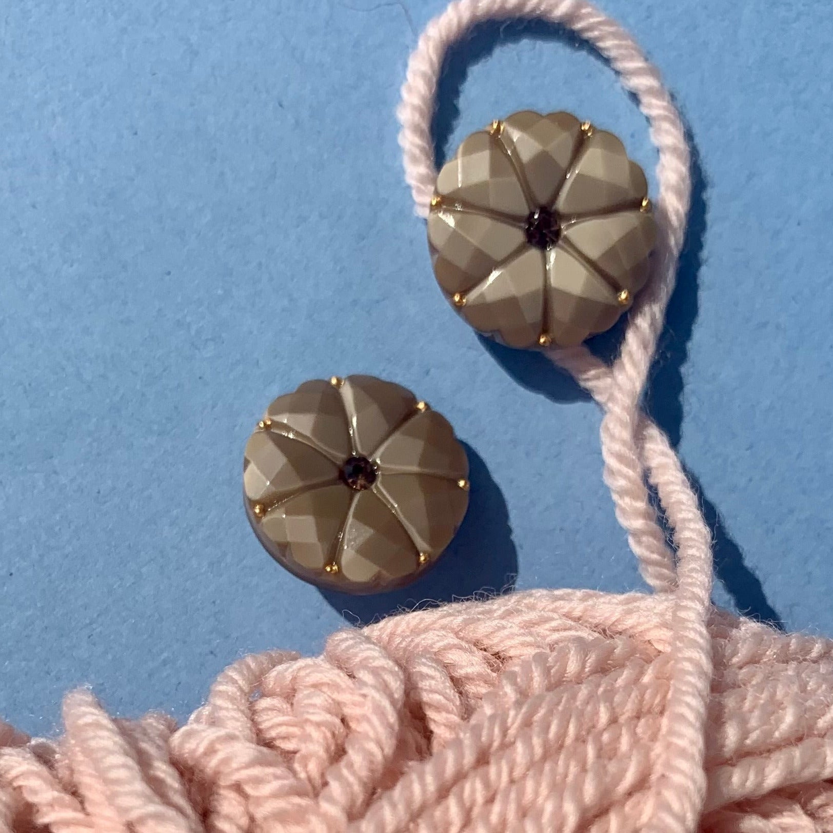 Brun 18mm dahlia glasknap med brun similisten 