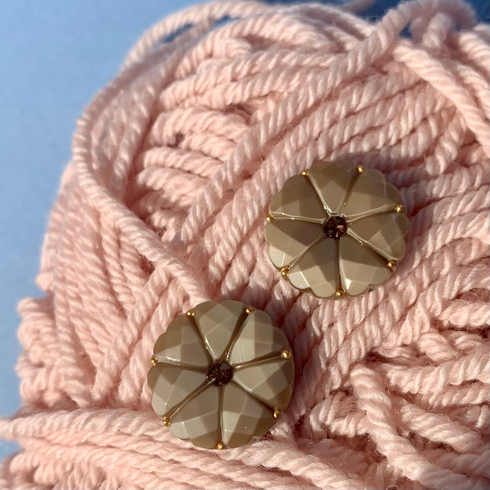 Brun 18mm dahlia glasknap med brun similisten 
