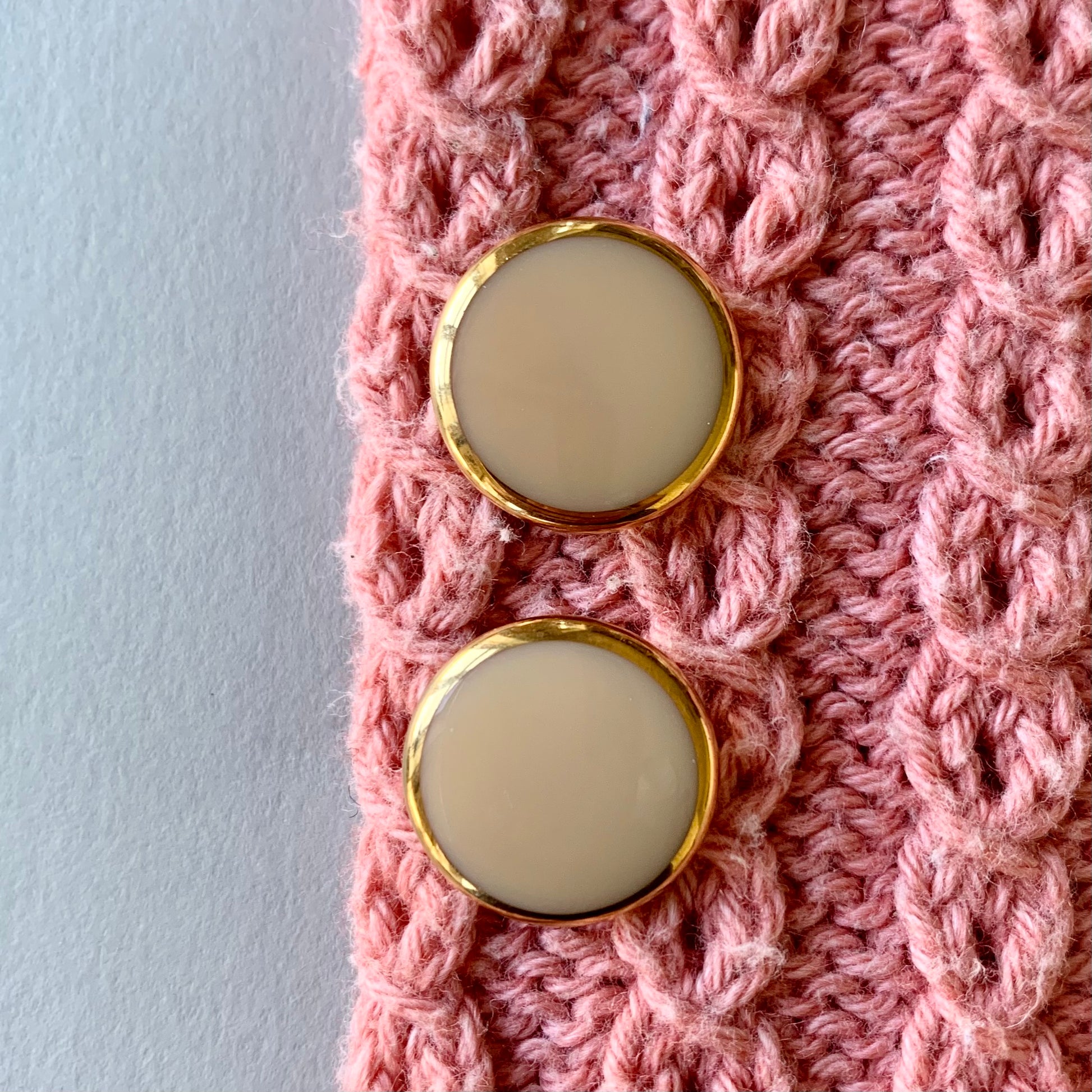 Glasknap 18mm sand og guld 