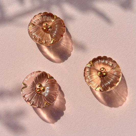 glasknap Daisy rosa 18mm transperant glas med guld detaljer, knappen kan bruges med clips 