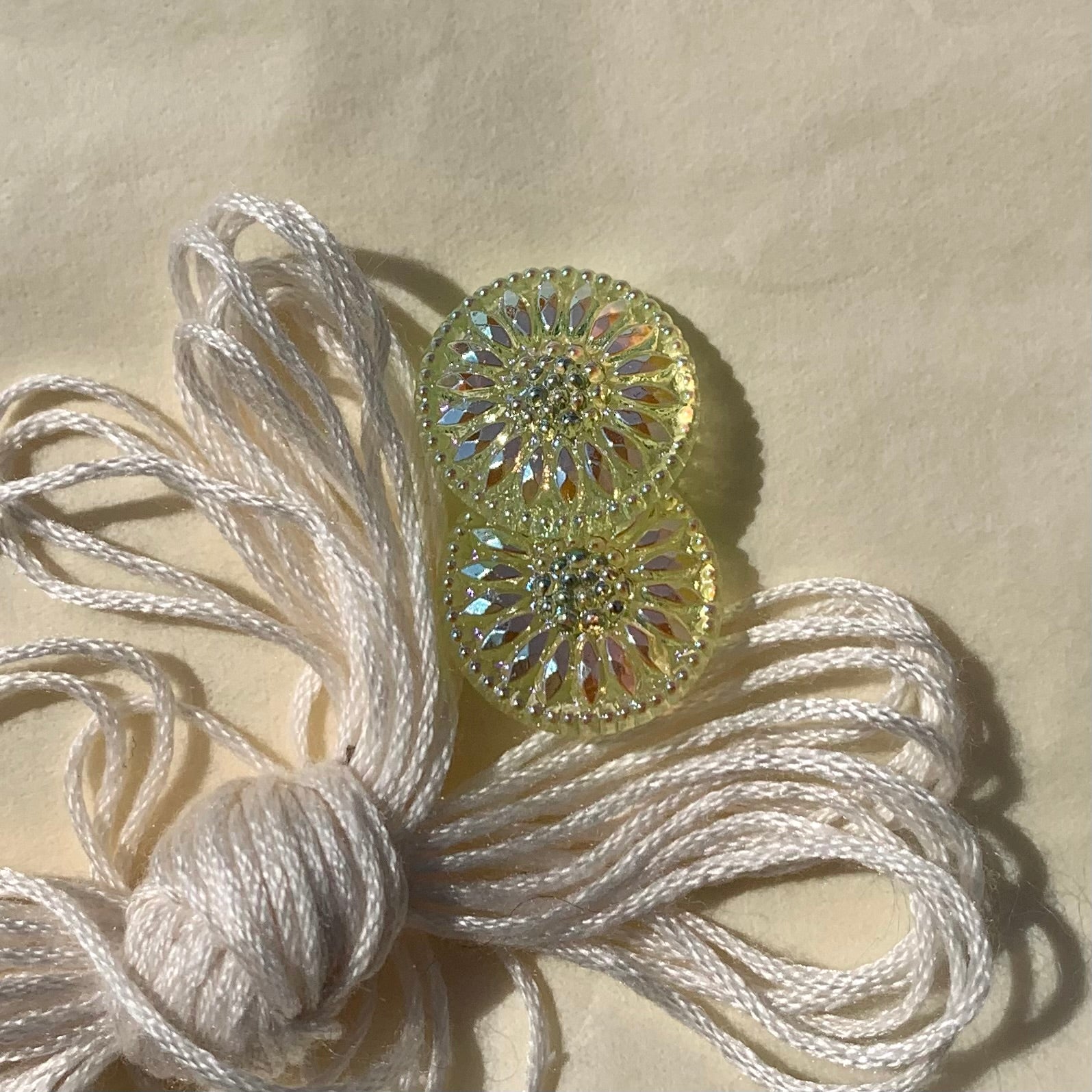 Gul glasknap 18mm med spejl effekt 