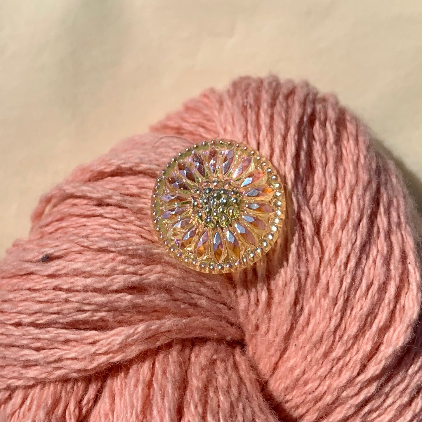 Gul glasknap 18mm med spejl effekt 