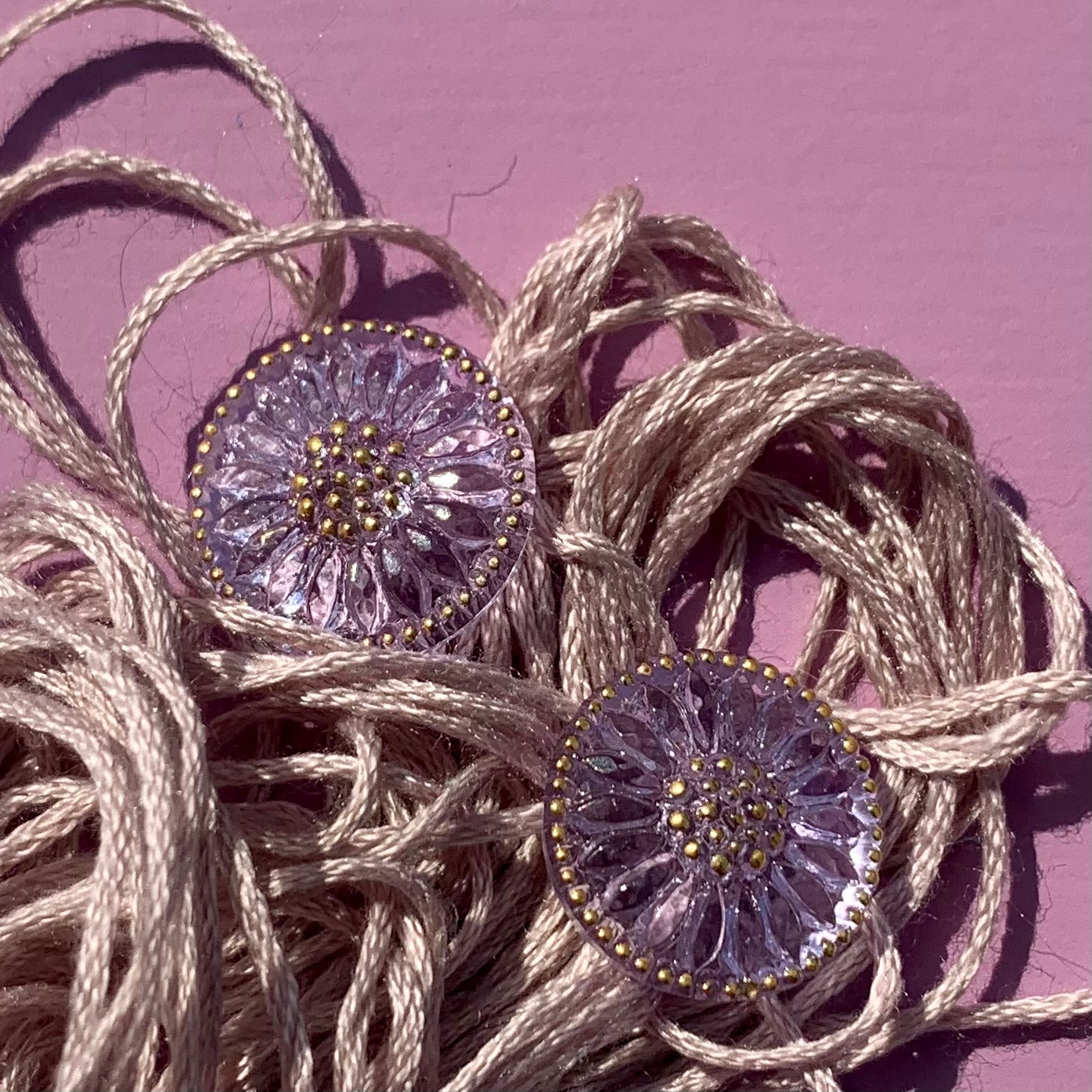 Glasknap, lavendel lilla blomst med guld detaljer, 18mm  