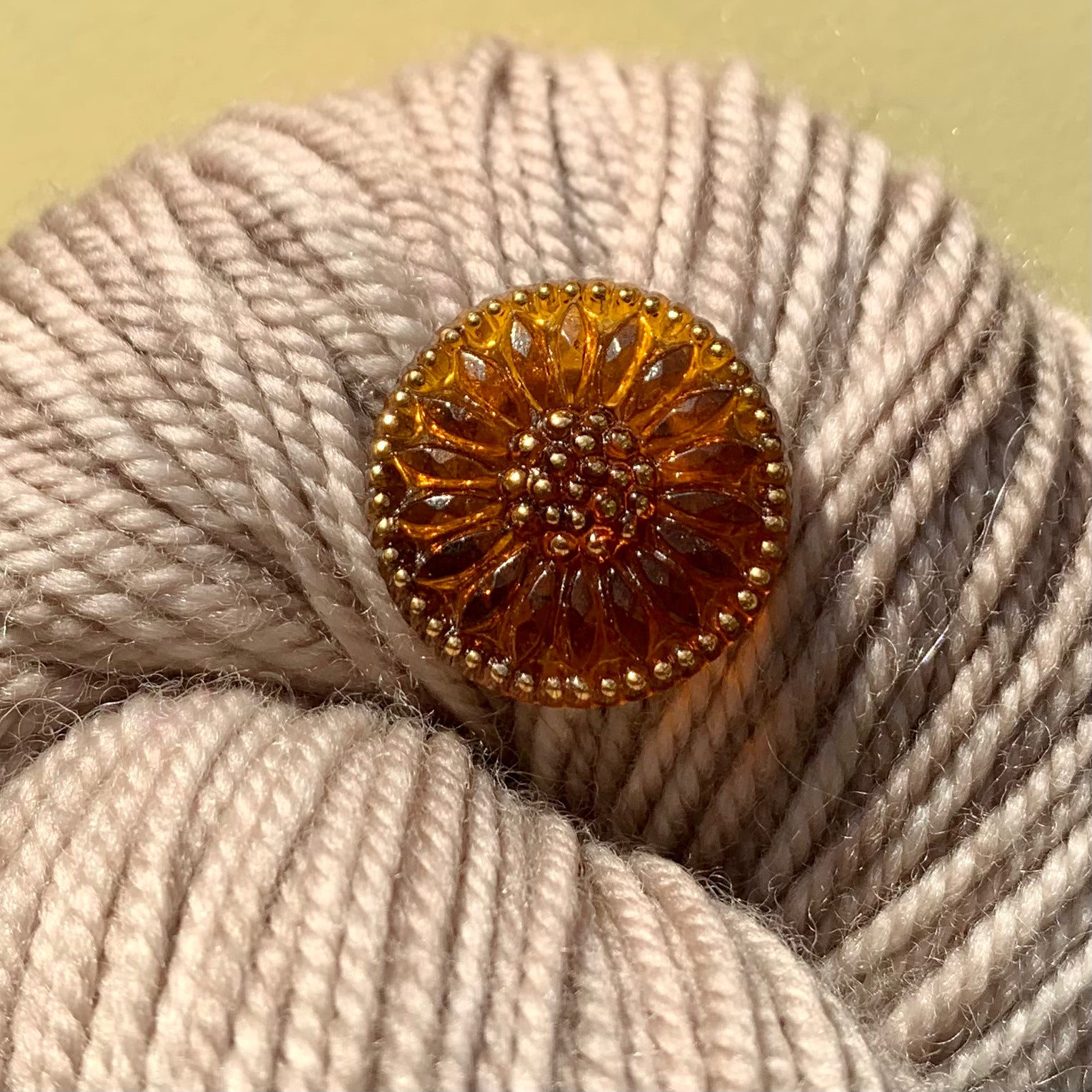 Brun solsikke knap 18mm med guld dekoration 