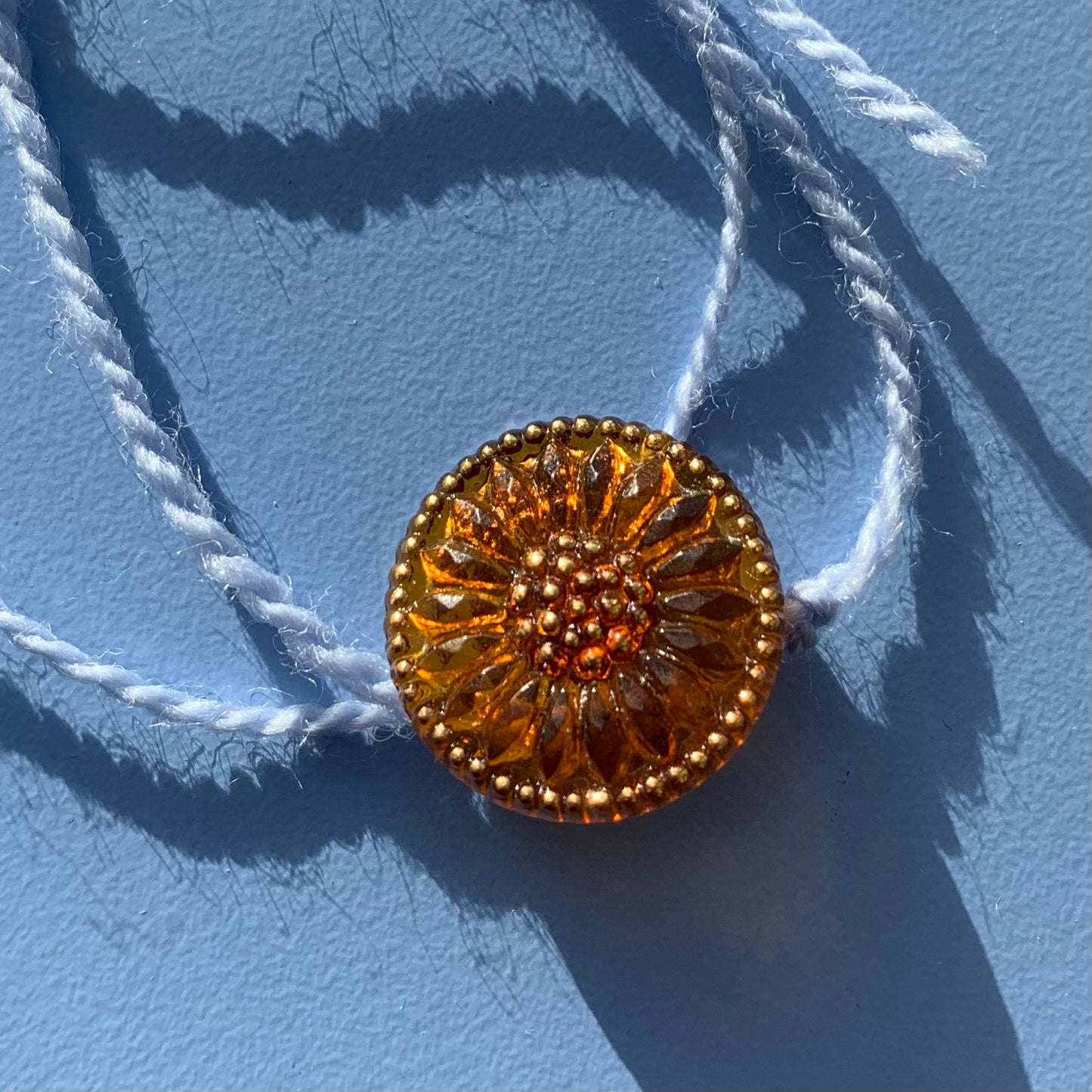 Brun solsikke knap 18mm med guld dekoration 