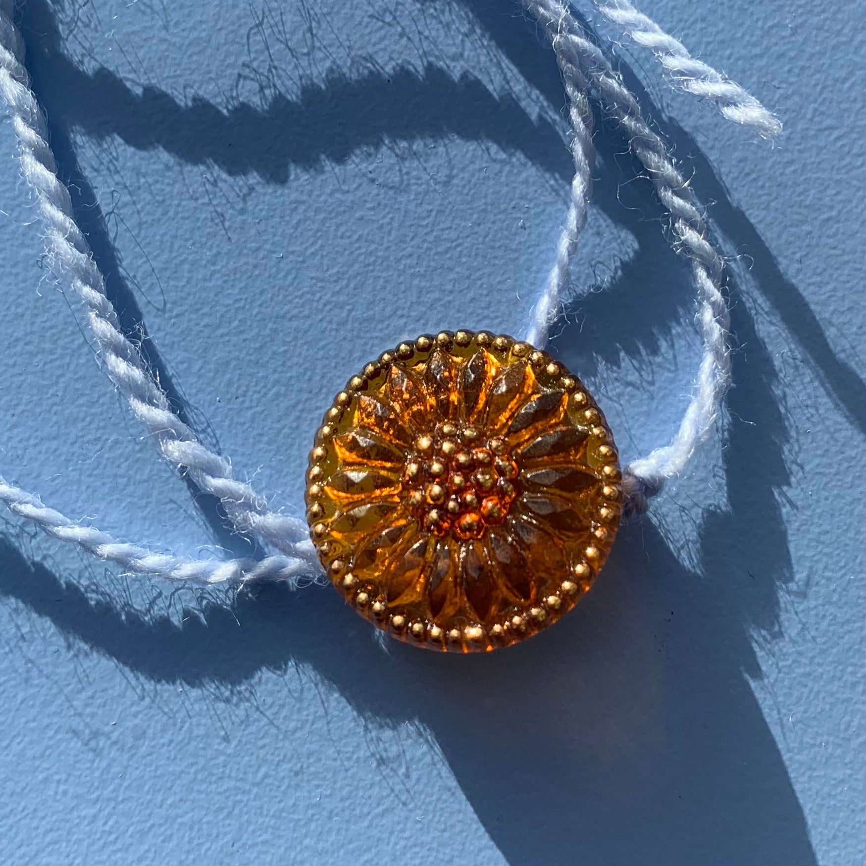 Brun solsikke knap 18mm med guld dekoration 